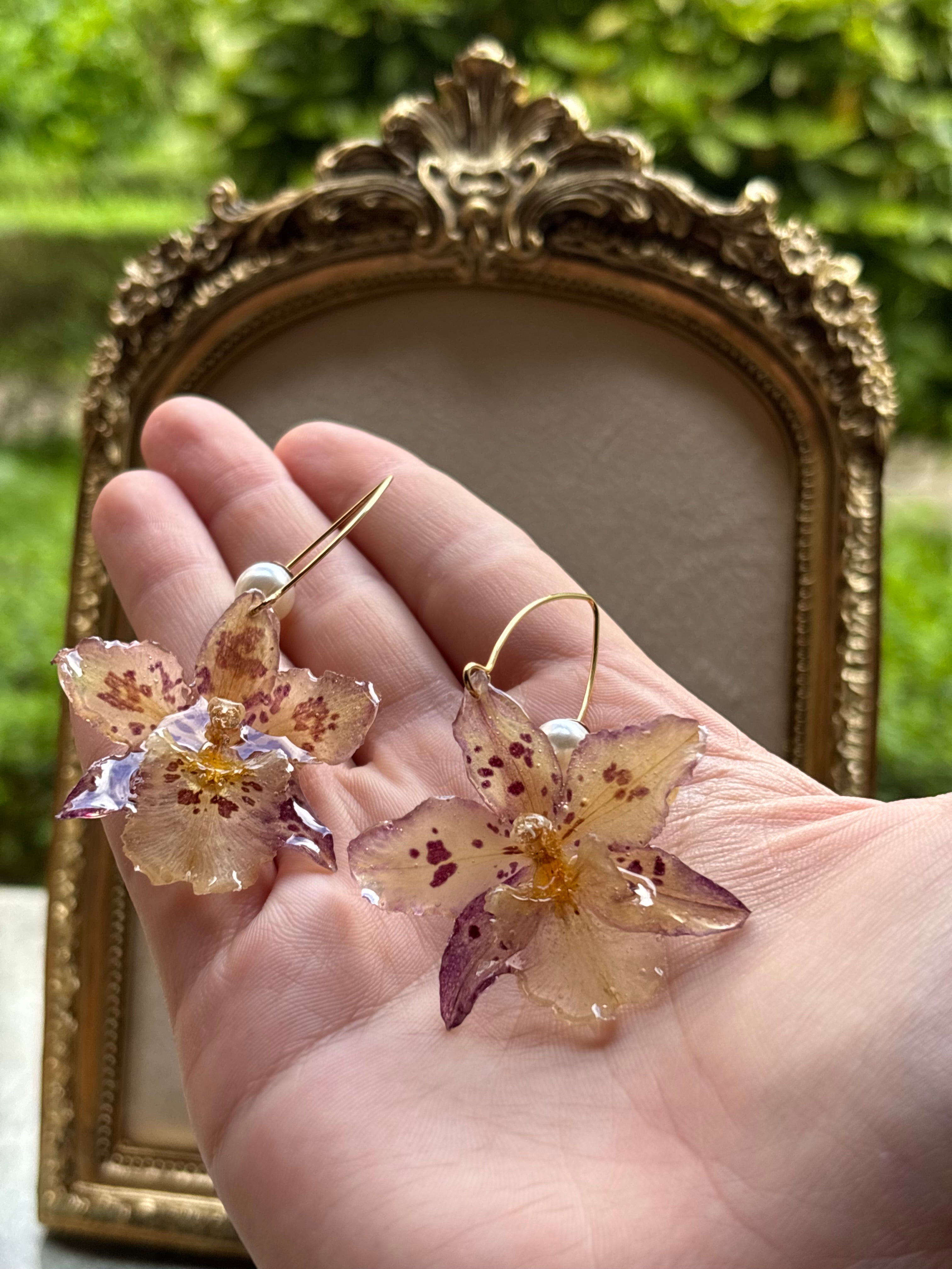 Pendientes Dorados con Flor Real Orquídea Morada | JOYERÍA BOTÁNICA |