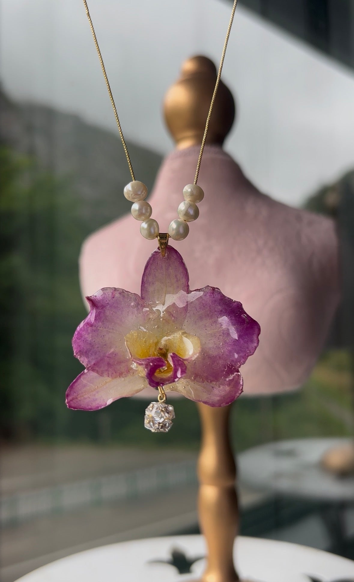 Collar Dorado con Flor Real Orquídea Amarilla-Rosa | JOYERÍA BOTÁNICA |