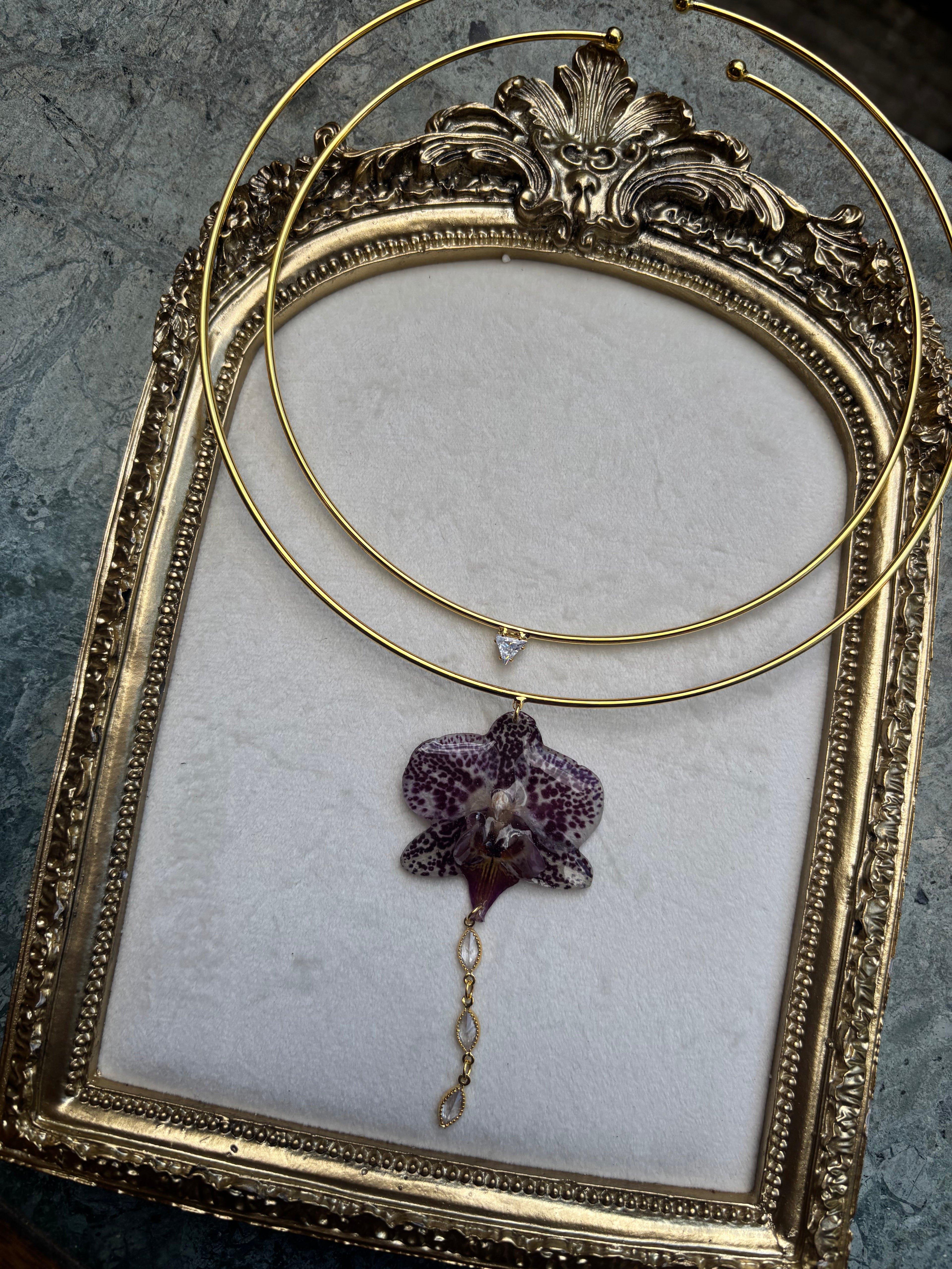Collar Dorado con Flor Real Orquídea Blanca-Morada| JOYERÍA BOTÁNICA |