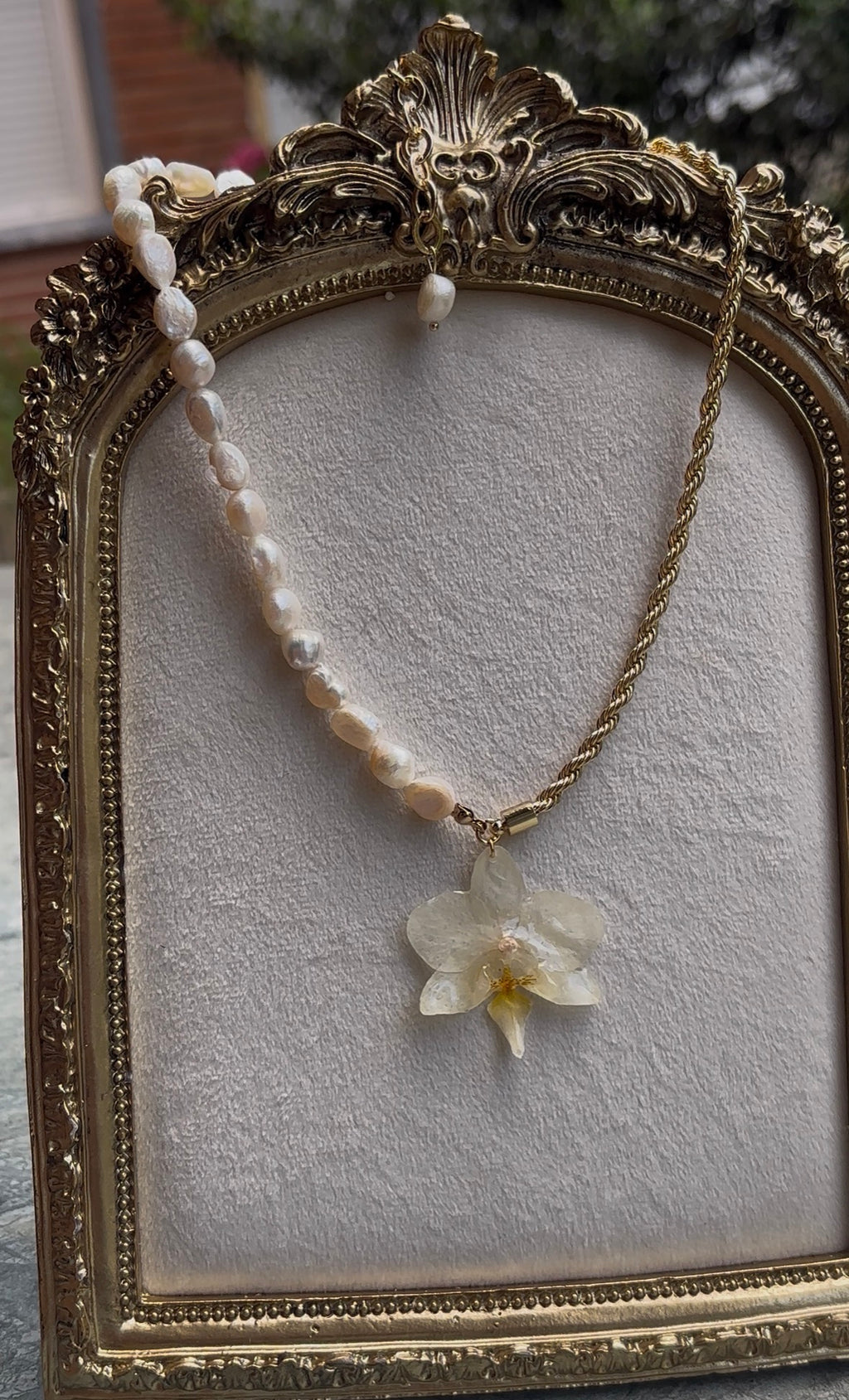 Collar Dorado con Flor Real Orquídea Amarilla-Blanca | JOYERÍA BOTÁNICA |