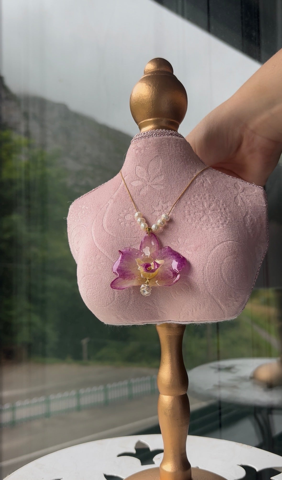 Collar Dorado con Flor Real Orquídea Amarilla-Rosa | JOYERÍA BOTÁNICA |
