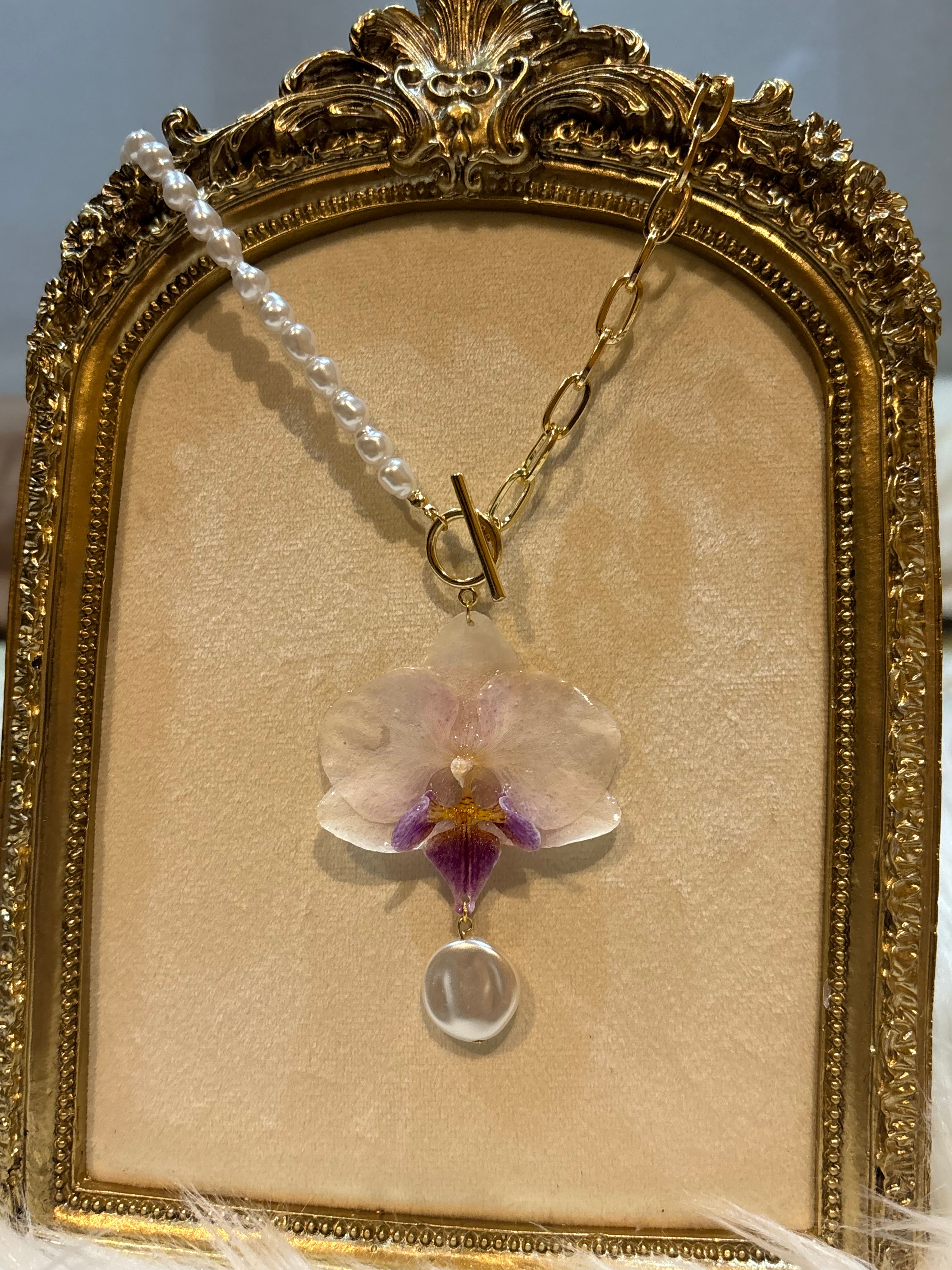 Collar Dorado con Flor Real Orquídea Blanca-Rosa| JOYERÍA BOTÁNICA |