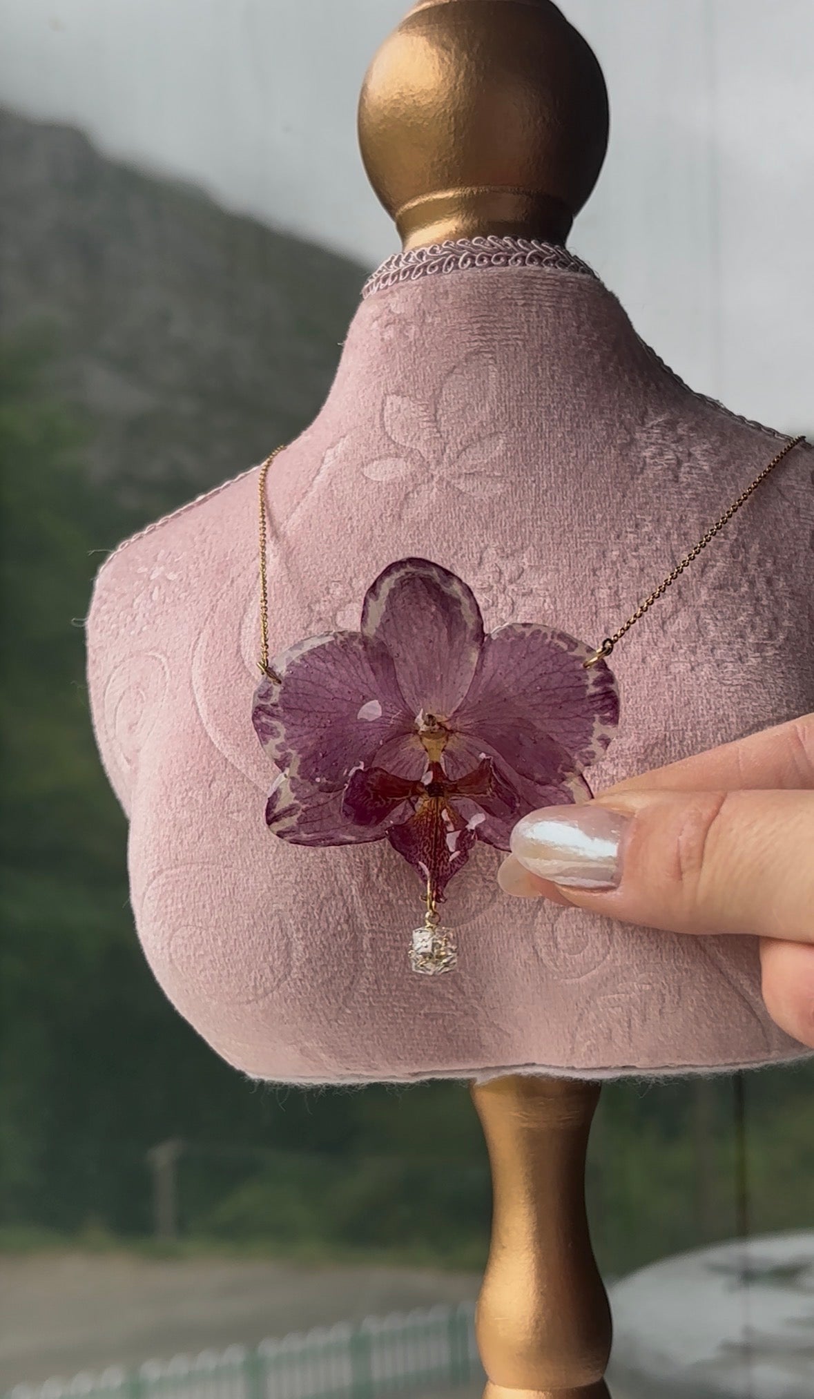 Collar Dorado con Flor Real Orquídea Morada | JOYERÍA BOTÁNICA |
