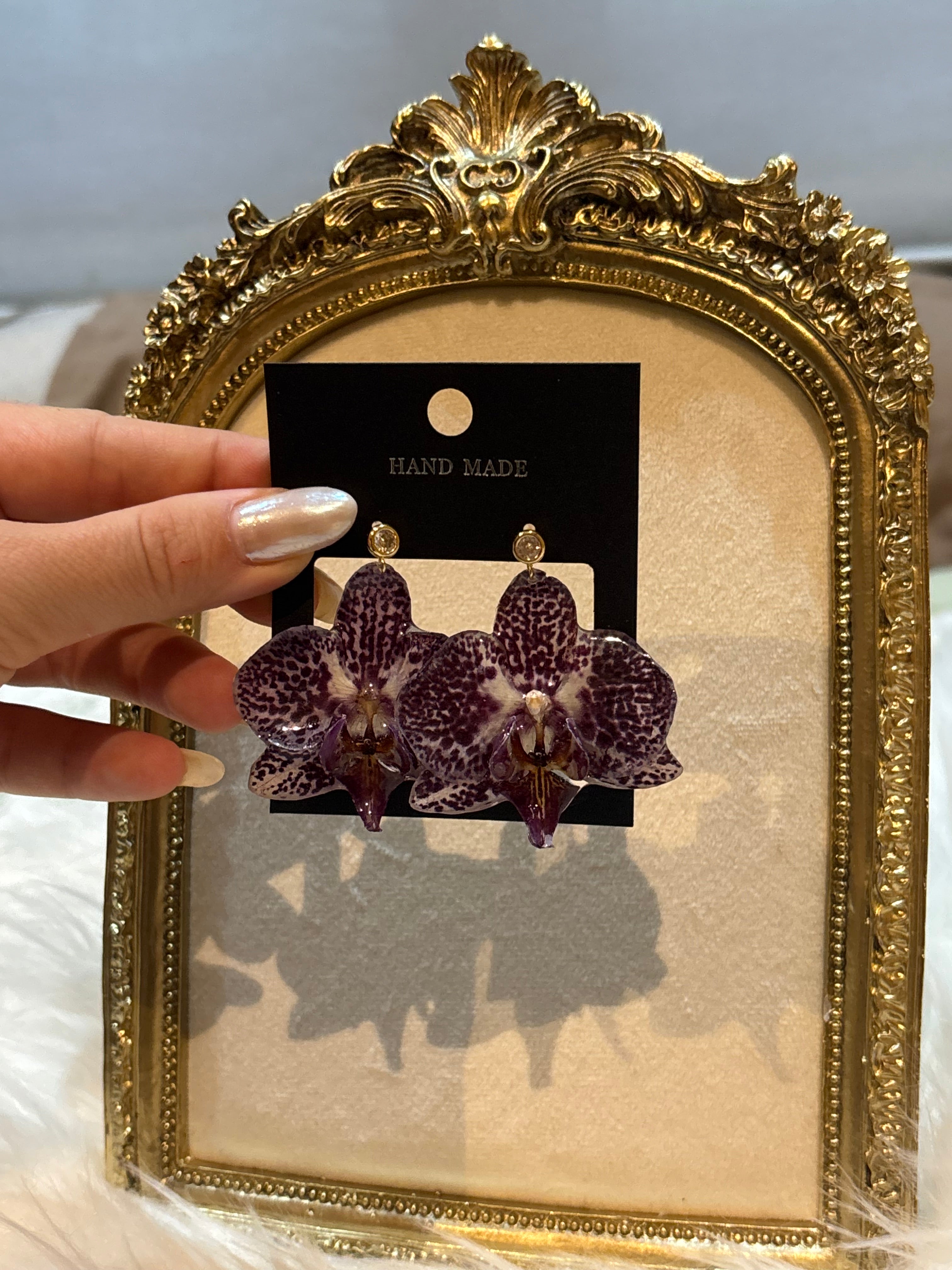 Pendientes Dorados con Flor Real Orquídea Blanca-Morada |JOYERÍA BOTÁNICA |