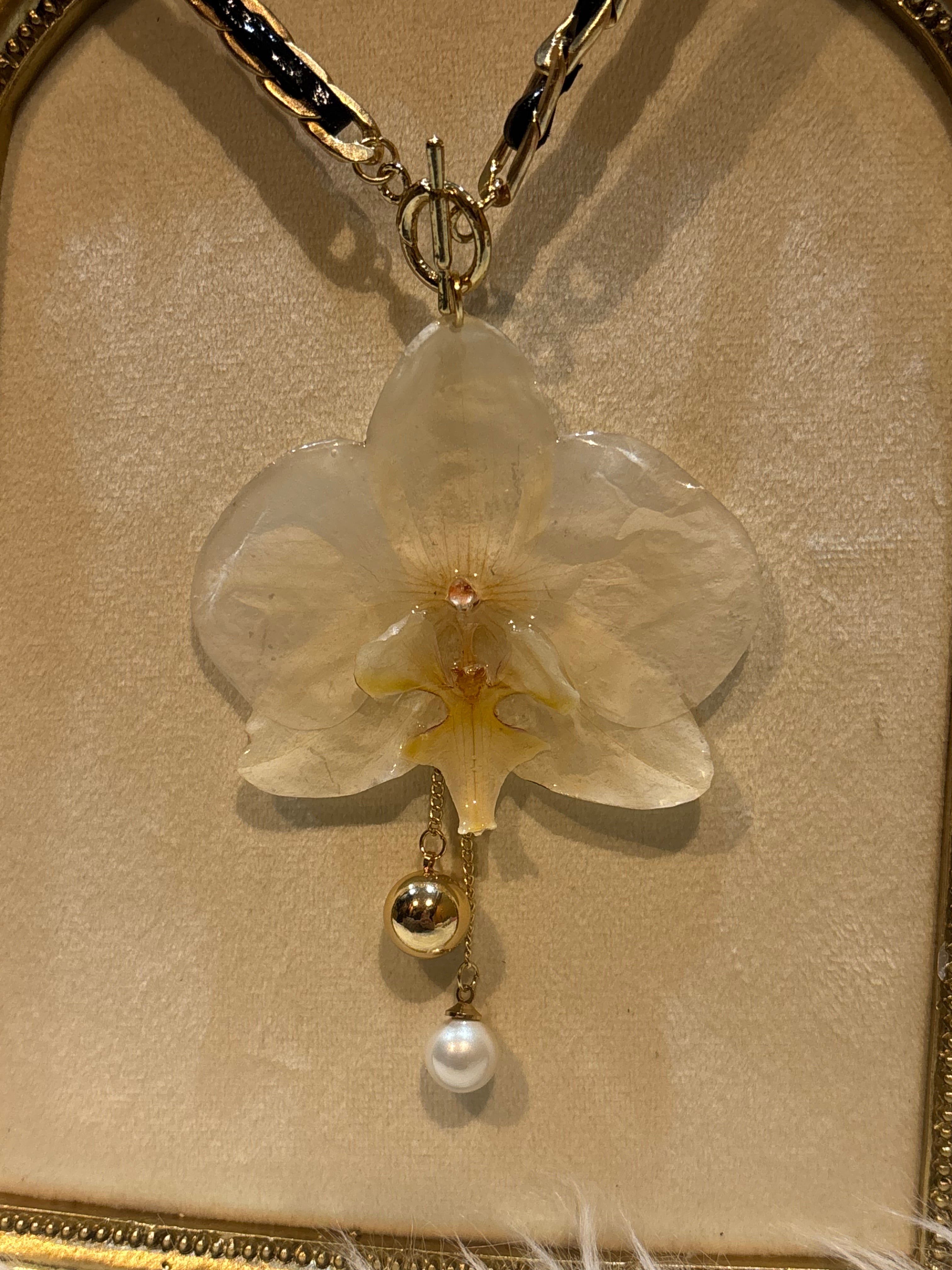 Collar Dorado con Flor Real Orquídea Blanca | JOYERÍA BOTÁNICA |
