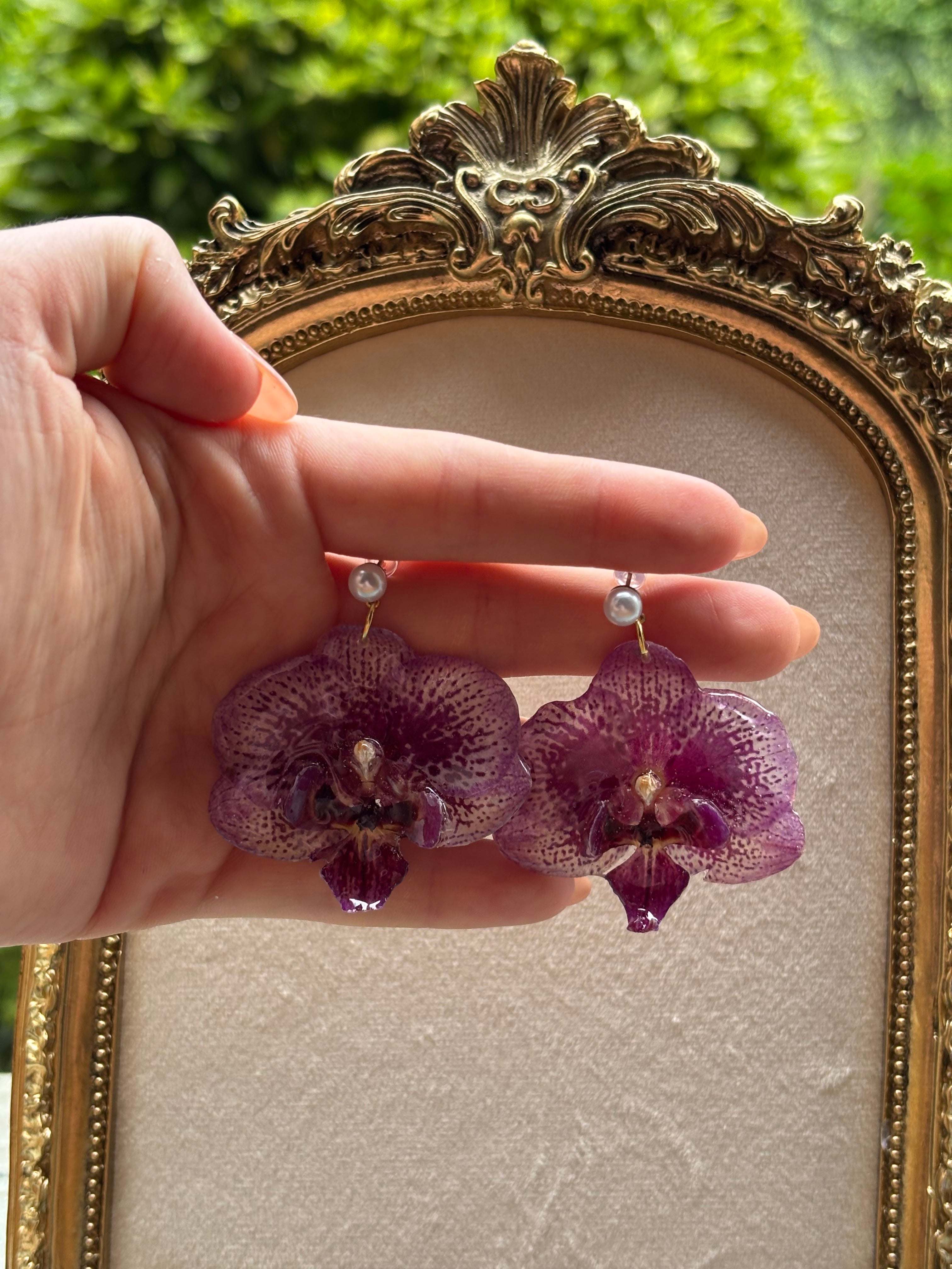 Pendientes Dorados con Flor Real Orquídea Morada | JOYERÍA BOTÁNICA |