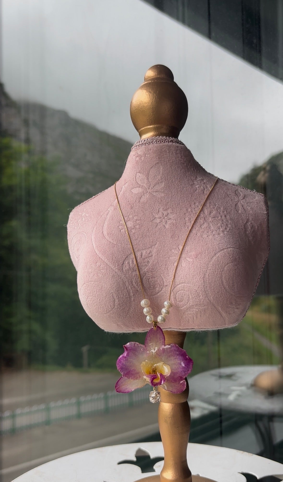 Collar Dorado con Flor Real Orquídea Amarilla-Rosa | JOYERÍA BOTÁNICA |