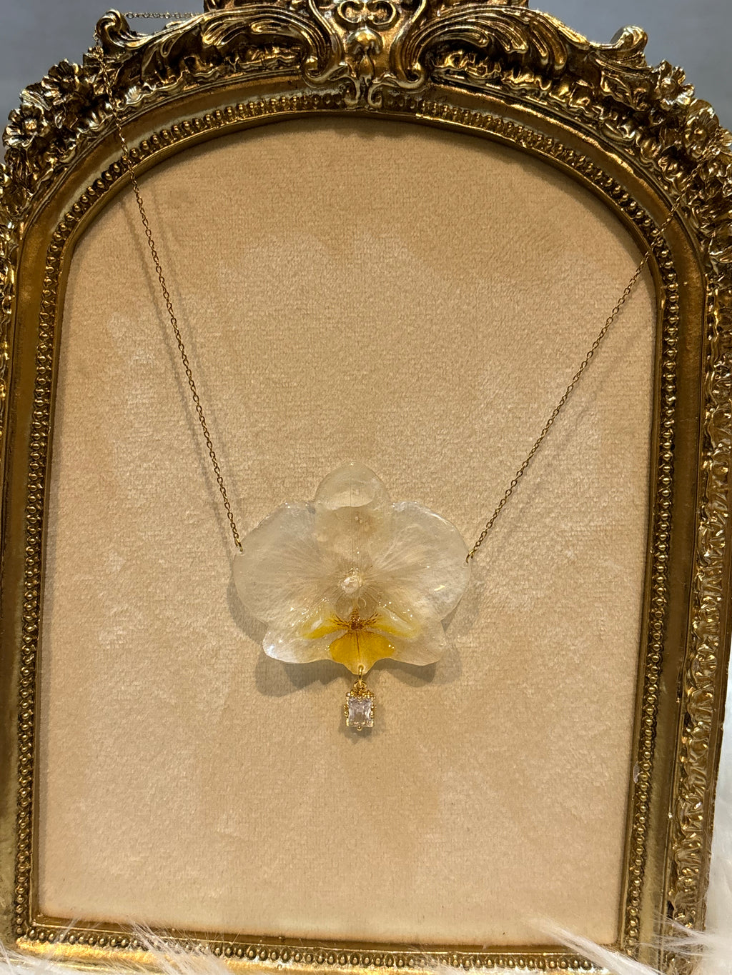 Collar Dorado con Flor Real Orquídea Blanca | JOYERÍA BOTÁNICA |