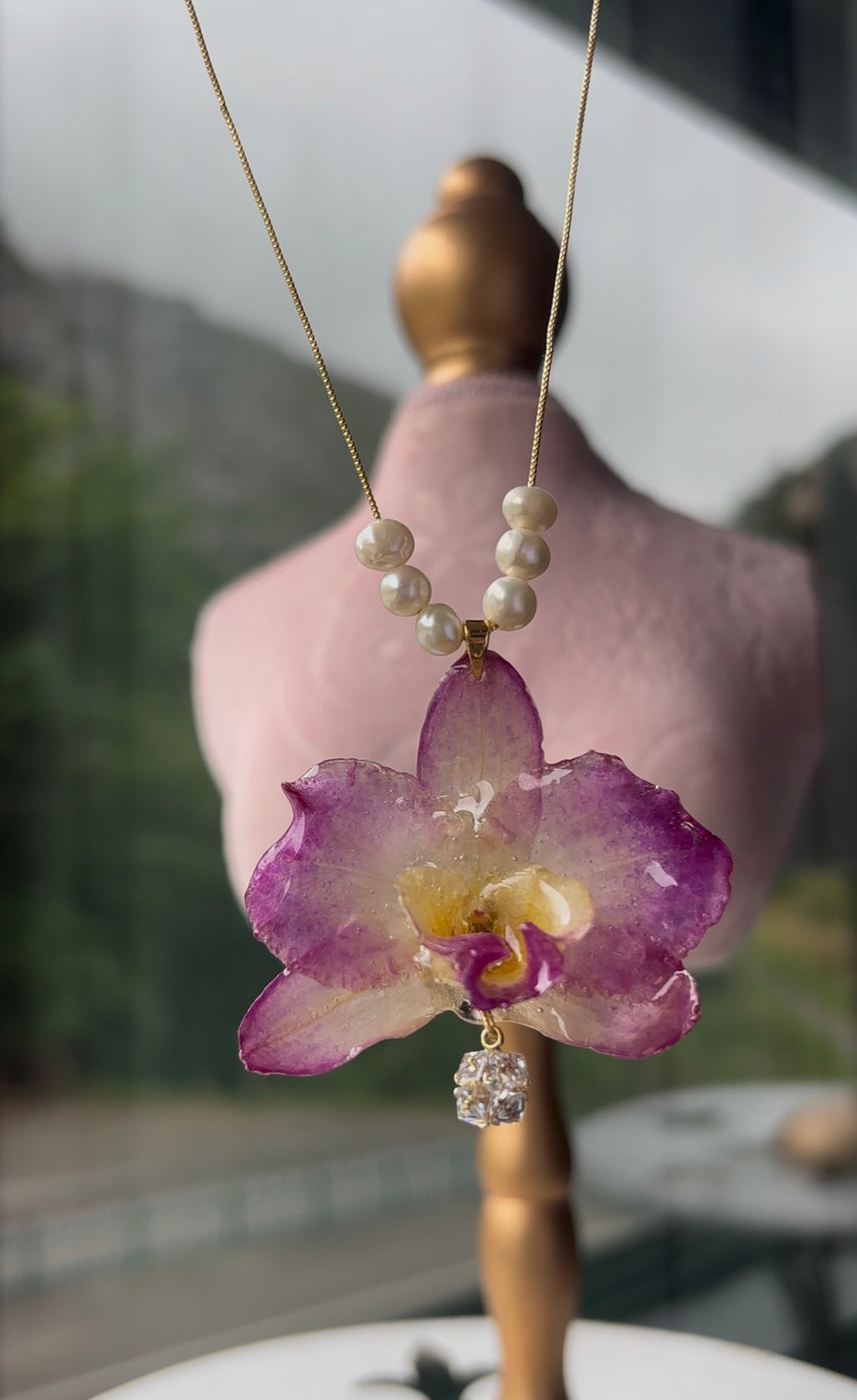Collar Dorado con Flor Real Orquídea Amarilla-Rosa | JOYERÍA BOTÁNICA |