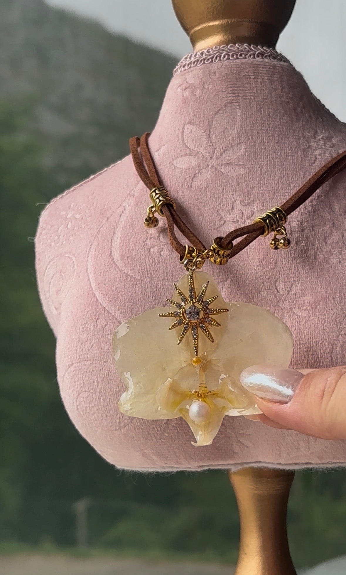 Collar Dorado con Flor Real Orquídea Blanca | JOYERÍA BOTÁNICA |