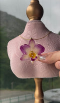 Collar Dorado con Flor Real Orquídea Amarilla-Rosa | JOYERÍA BOTÁNICA |