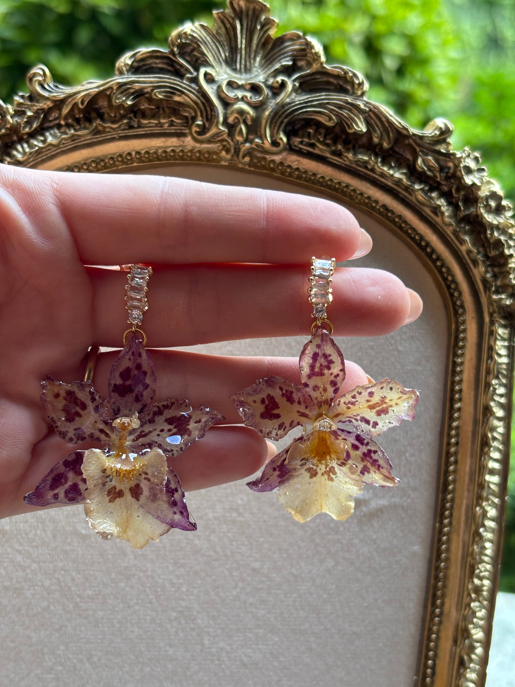 Pendientes Dorados con Flor Real Orquídea Morada | JOYERÍA BOTÁNICA |