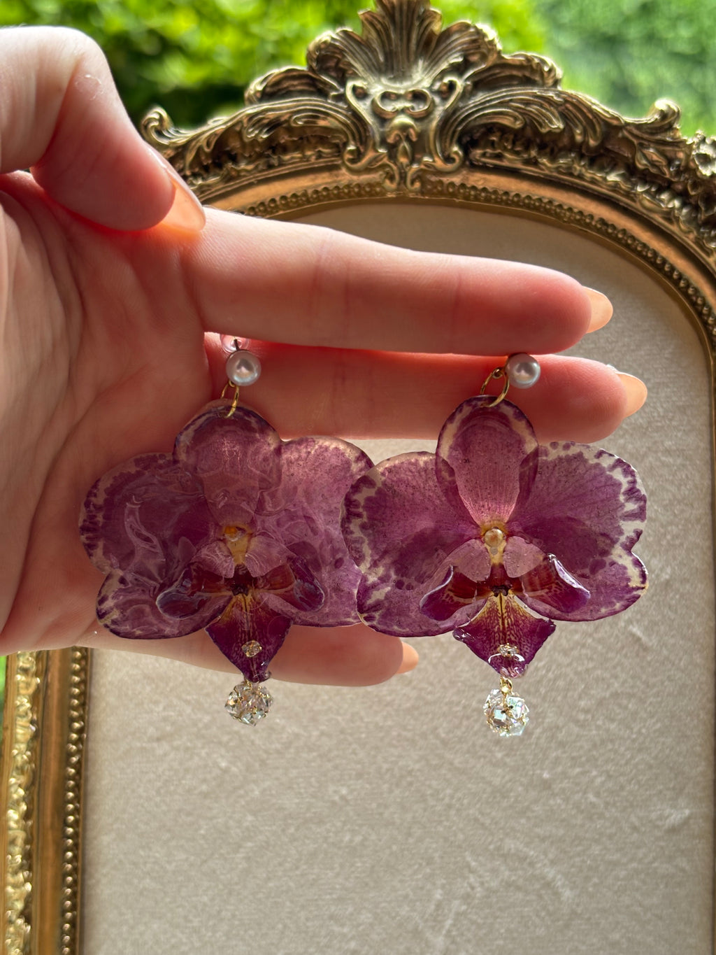 Pendientes Dorados con Flor Real Orquídea Morada | JOYERÍA BOTÁNICA |