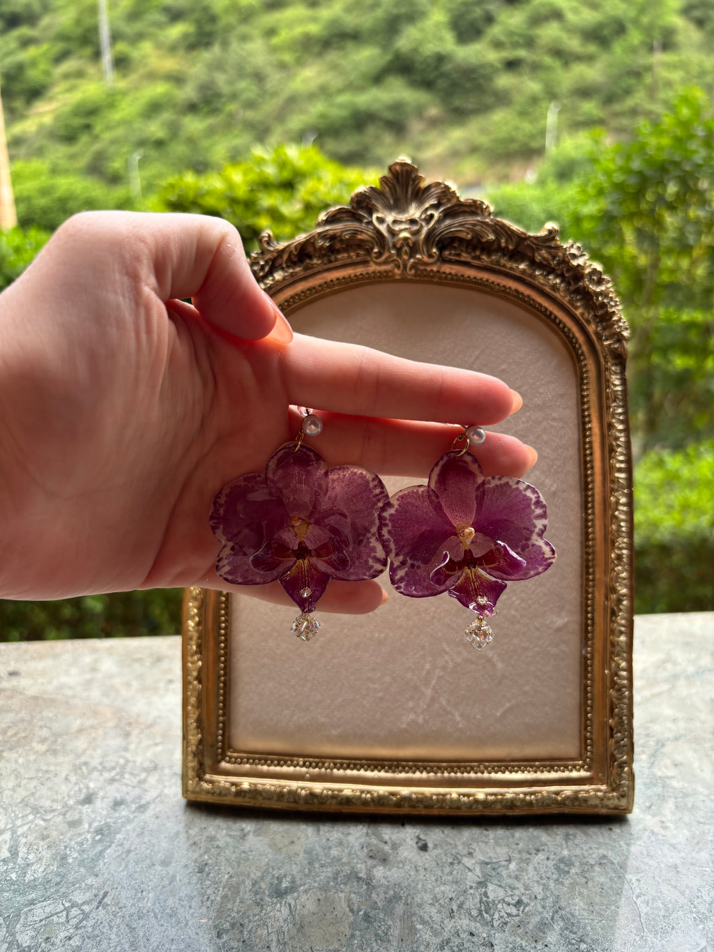 Pendientes Dorados con Flor Real Orquídea Morada | JOYERÍA BOTÁNICA |
