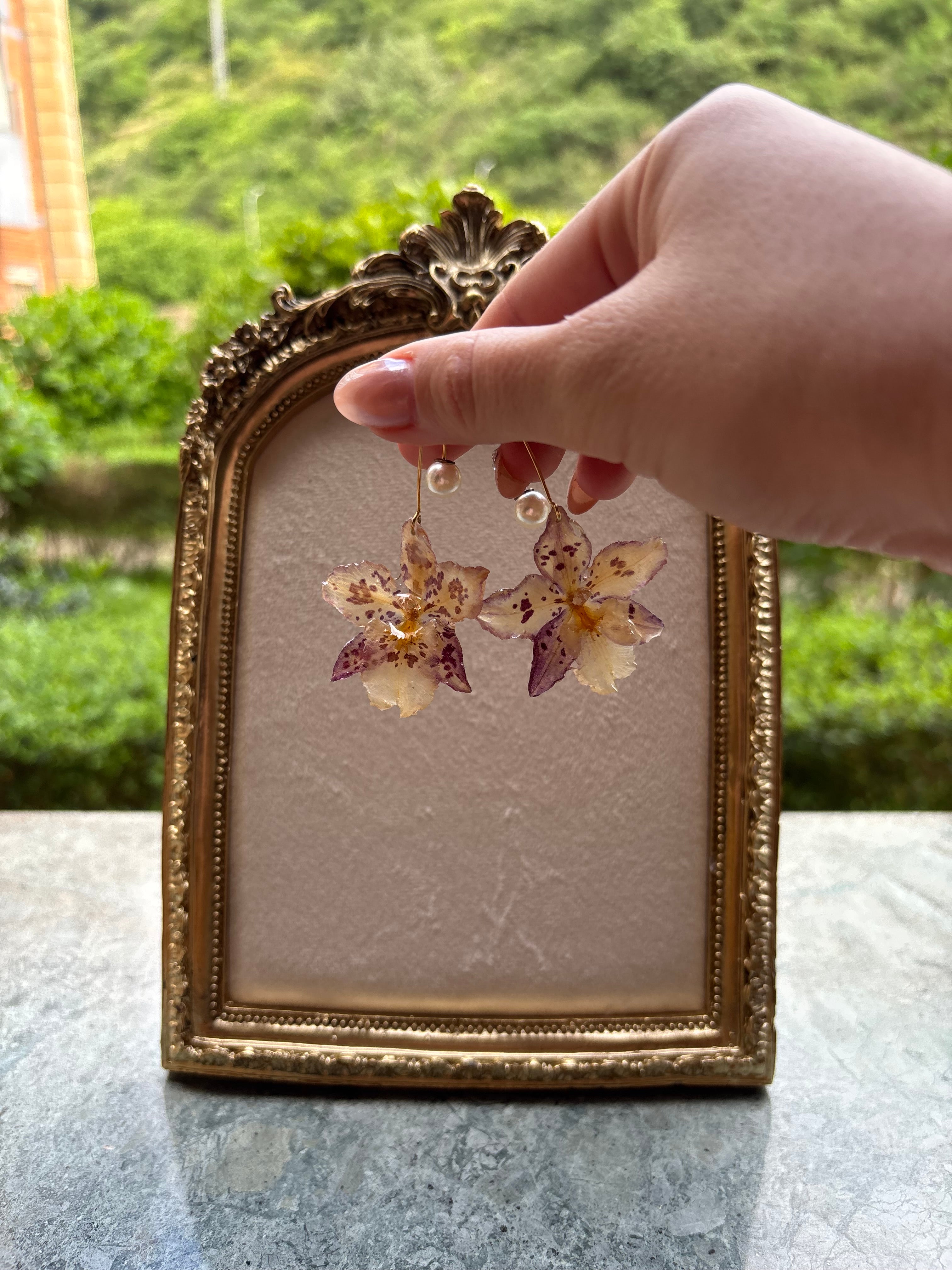 Pendientes Dorados con Flor Real Orquídea Morada | JOYERÍA BOTÁNICA |