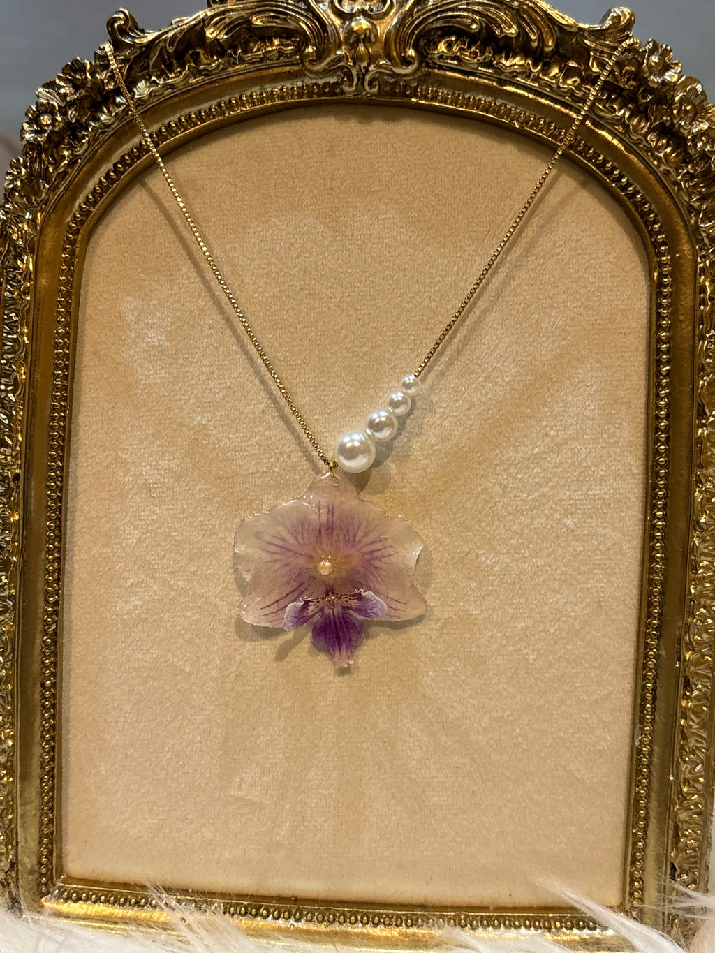 Collar Dorado con Flor Real Orquídea Blanca-Rosa| JOYERÍA BOTÁNICA |
