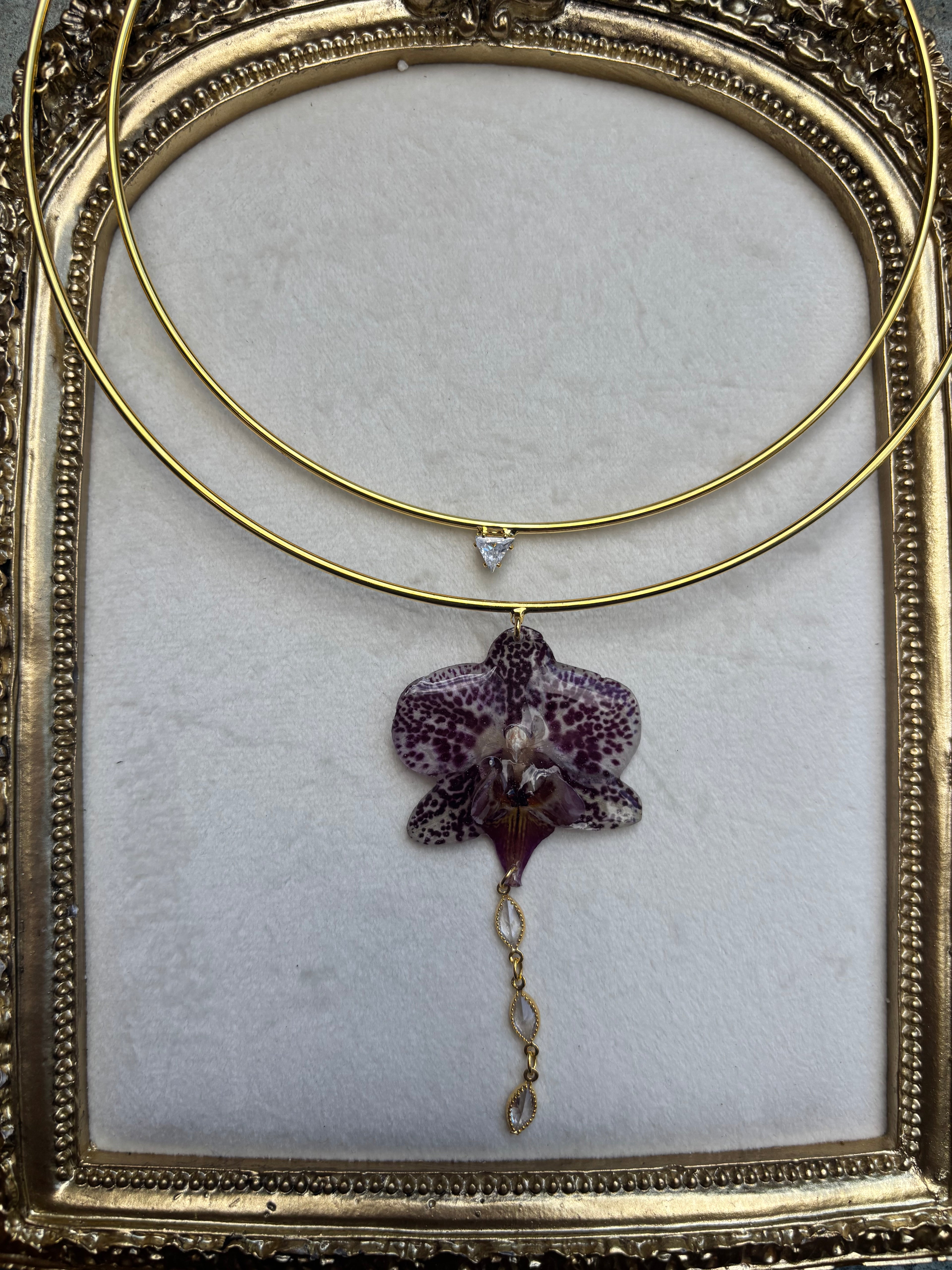 Collar Dorado con Flor Real Orquídea Blanca-Morada| JOYERÍA BOTÁNICA |
