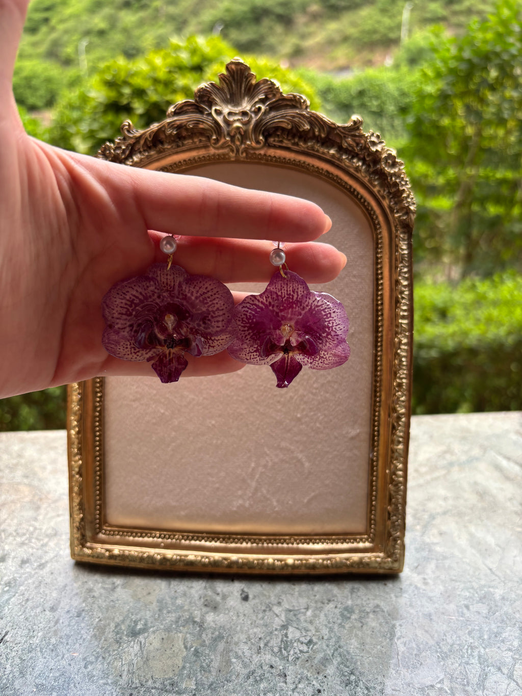 Pendientes Dorados con Flor Real Orquídea Morada | JOYERÍA BOTÁNICA |