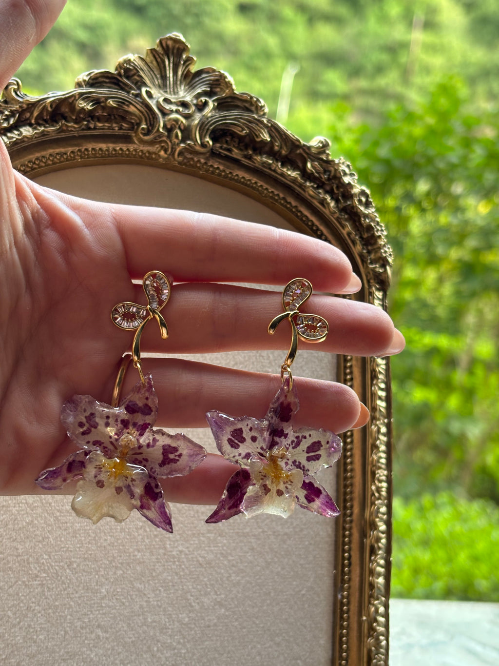 Pendientes Dorados con Flor Real Orquídea Morada | JOYERÍA BOTÁNICA |