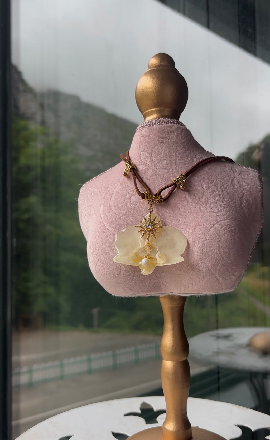 Collar Dorado con Flor Real Orquídea Blanca | JOYERÍA BOTÁNICA |
