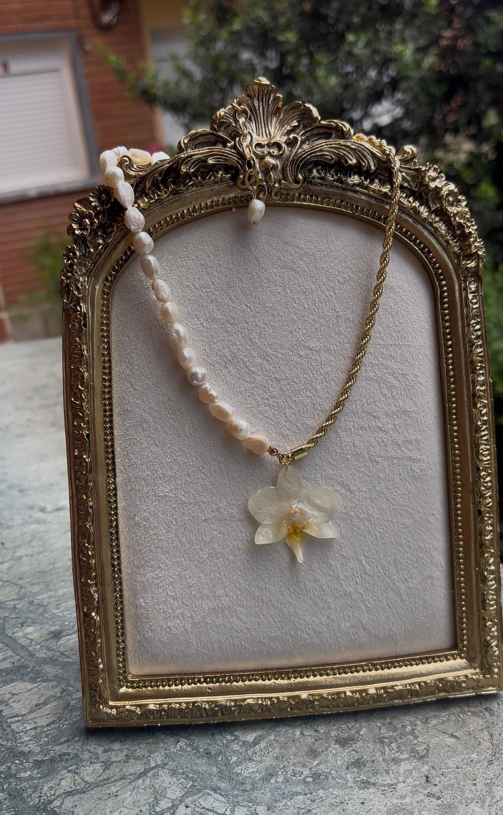 Collar Dorado con Flor Real Orquídea Amarilla-Blanca | JOYERÍA BOTÁNICA |