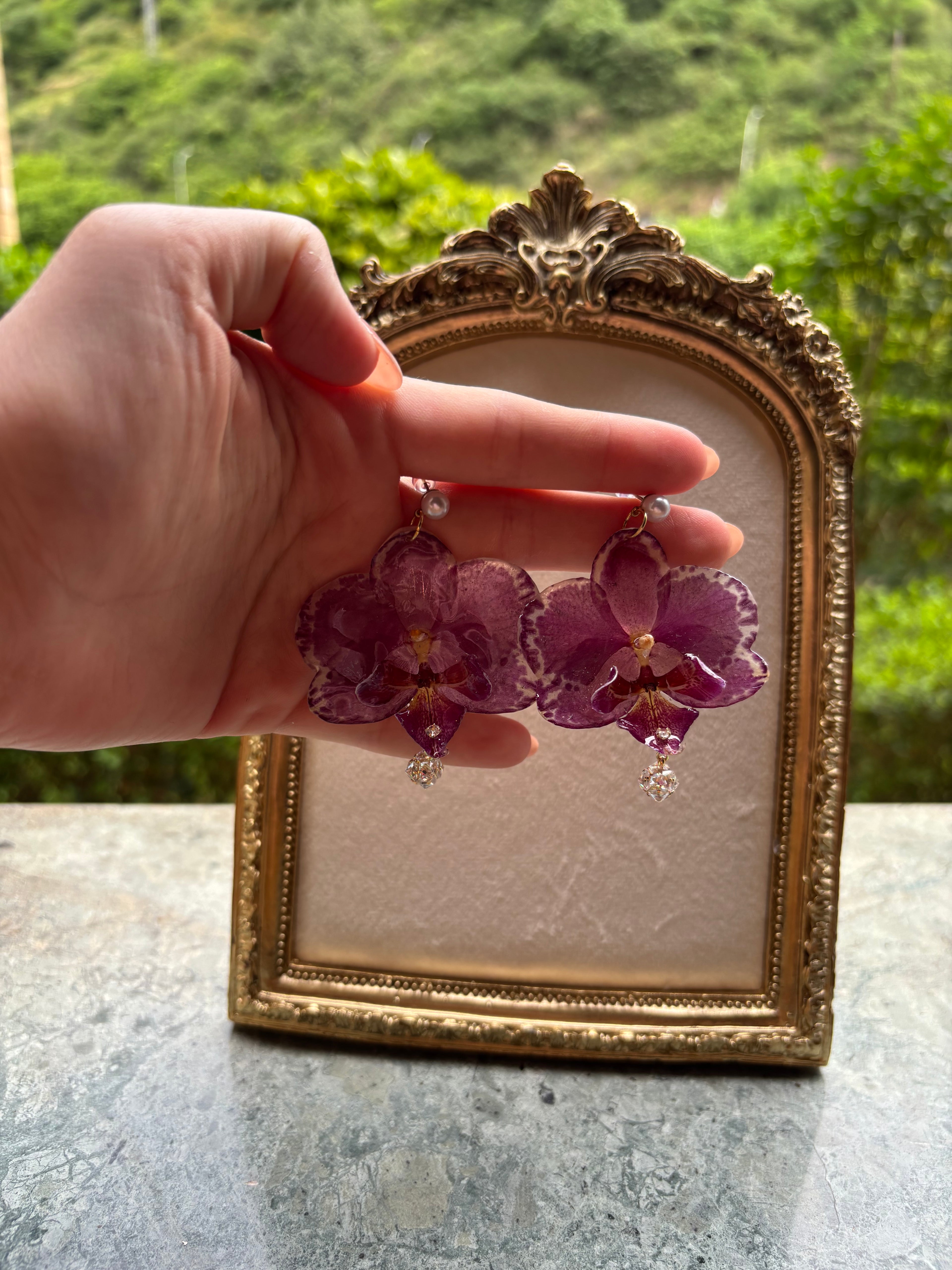 Pendientes Dorados con Flor Real Orquídea Morada | JOYERÍA BOTÁNICA |
