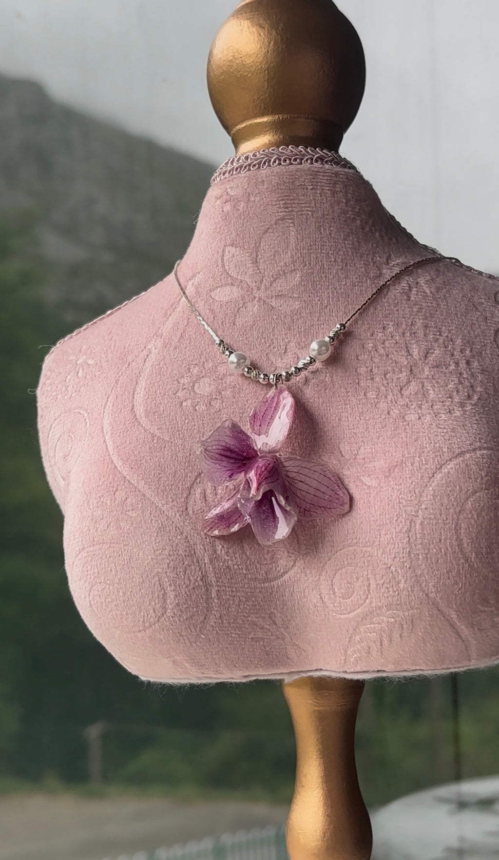 Collar Plateado con Flor Real Orquídea Morada | JOYERÍA BOTÁNICA |