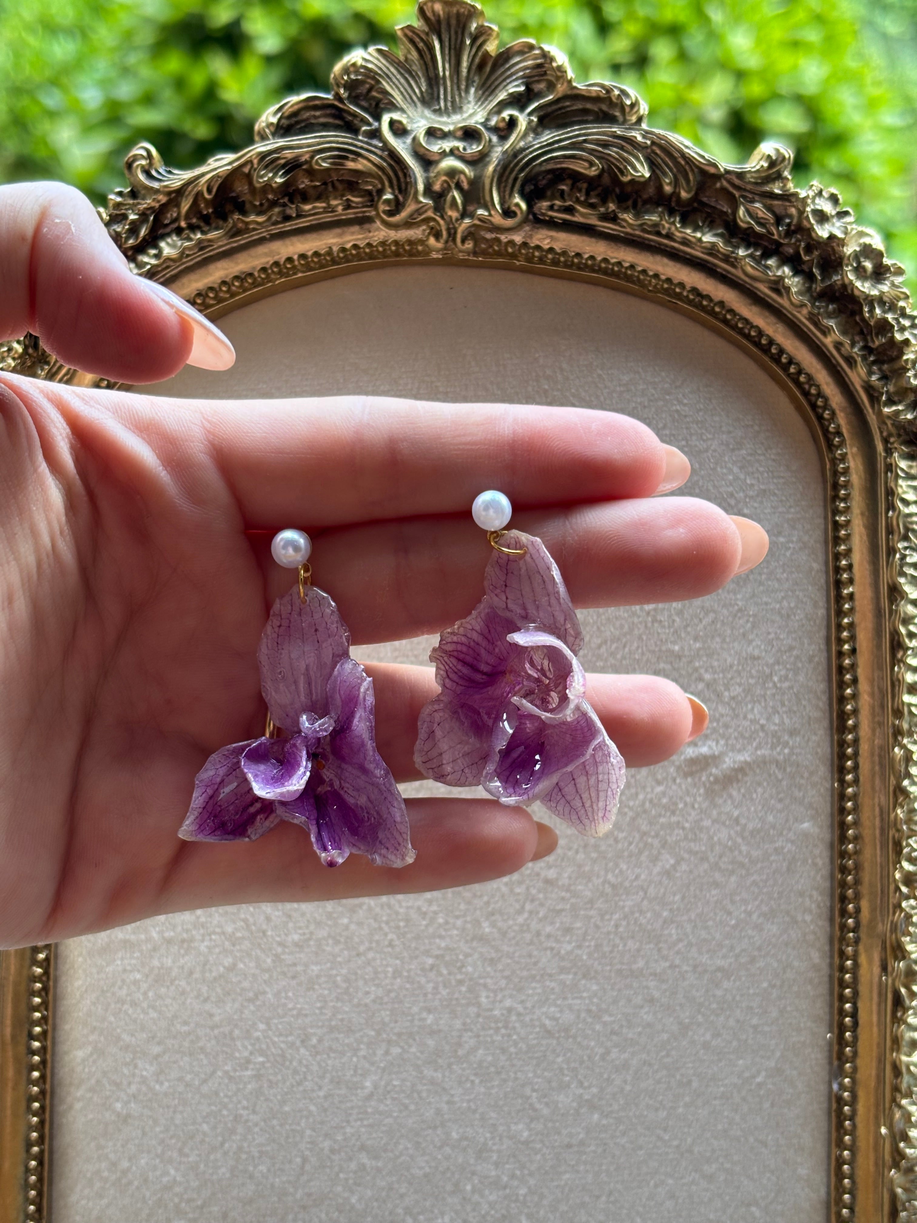 Pendientes Dorados con Flor Real Orquídea Morada | JOYERÍA BOTÁNICA |