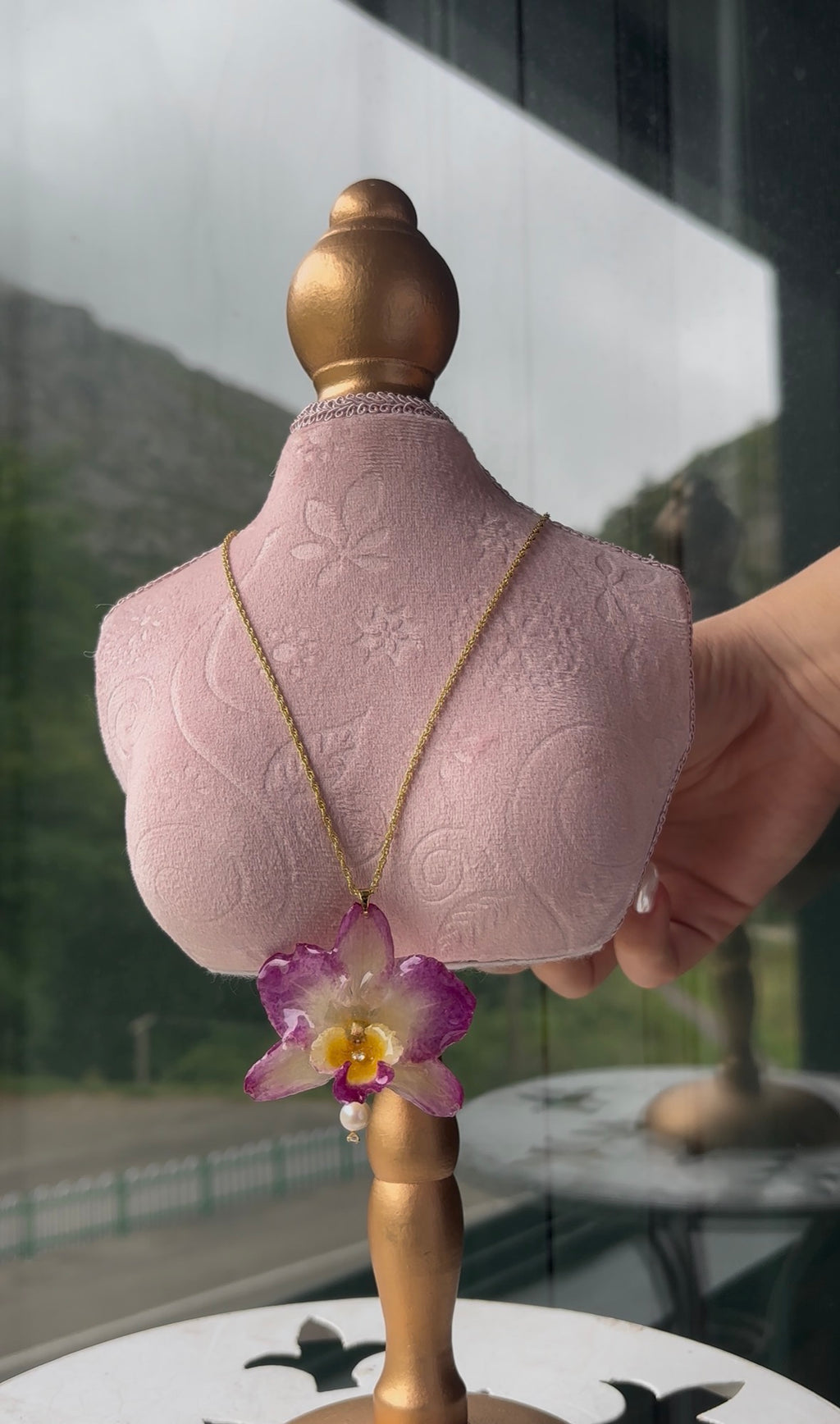 Collar Dorado con Flor Real Orquídea Amarilla-Rosa | JOYERÍA BOTÁNICA |