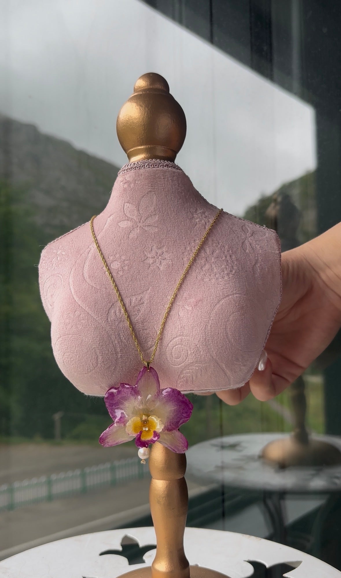Collar Dorado con Flor Real Orquídea Amarilla-Rosa | JOYERÍA BOTÁNICA |