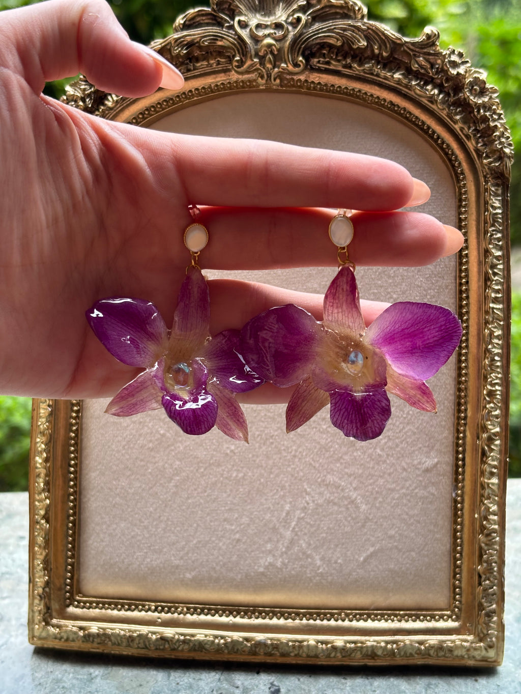 Pendientes Dorados con Flor Real Orquídea Morada | JOYERÍA BOTÁNICA |