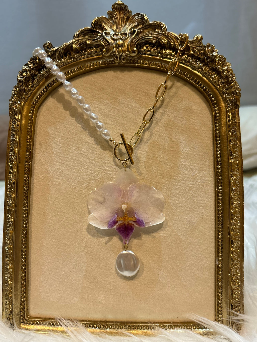 Collar Dorado con Flor Real Orquídea Blanca-Rosa| JOYERÍA BOTÁNICA |