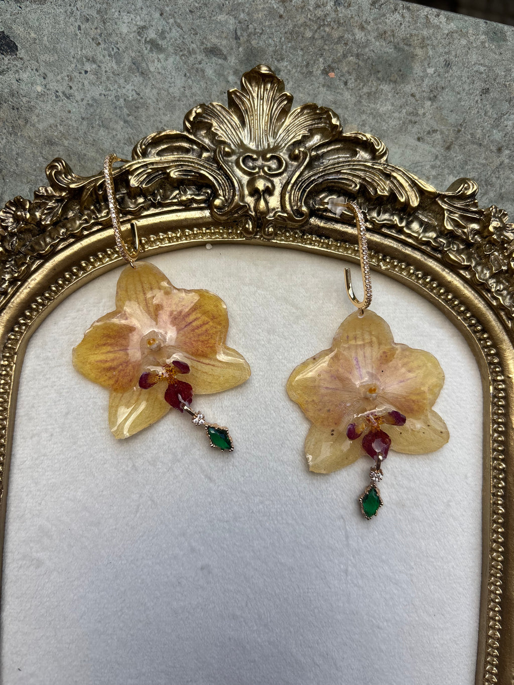 Pendientes Dorados con Flor Real Orquídea Amarilla | JOYERÍA BOTÁNICA |