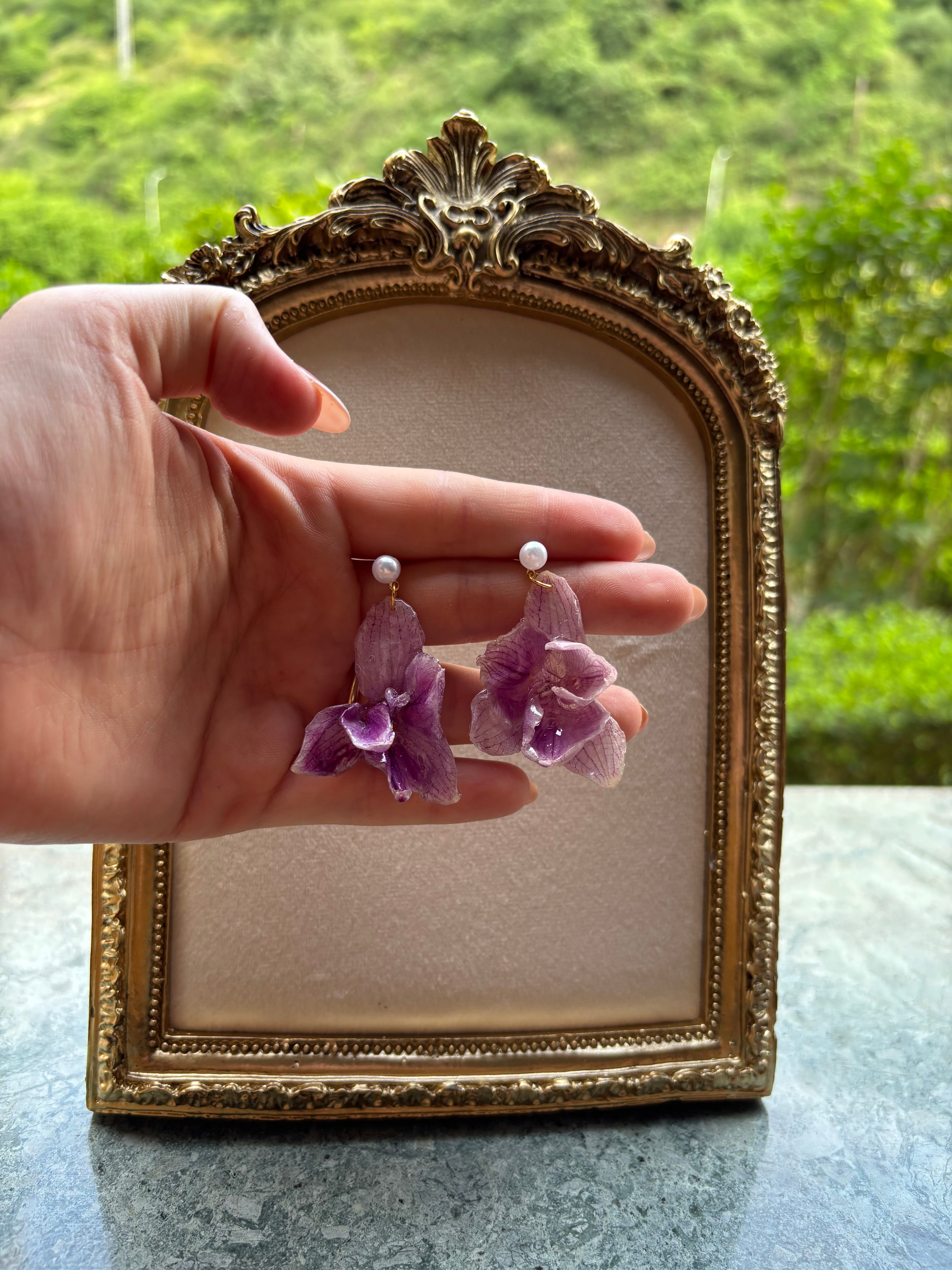 Pendientes Dorados con Flor Real Orquídea Morada | JOYERÍA BOTÁNICA |