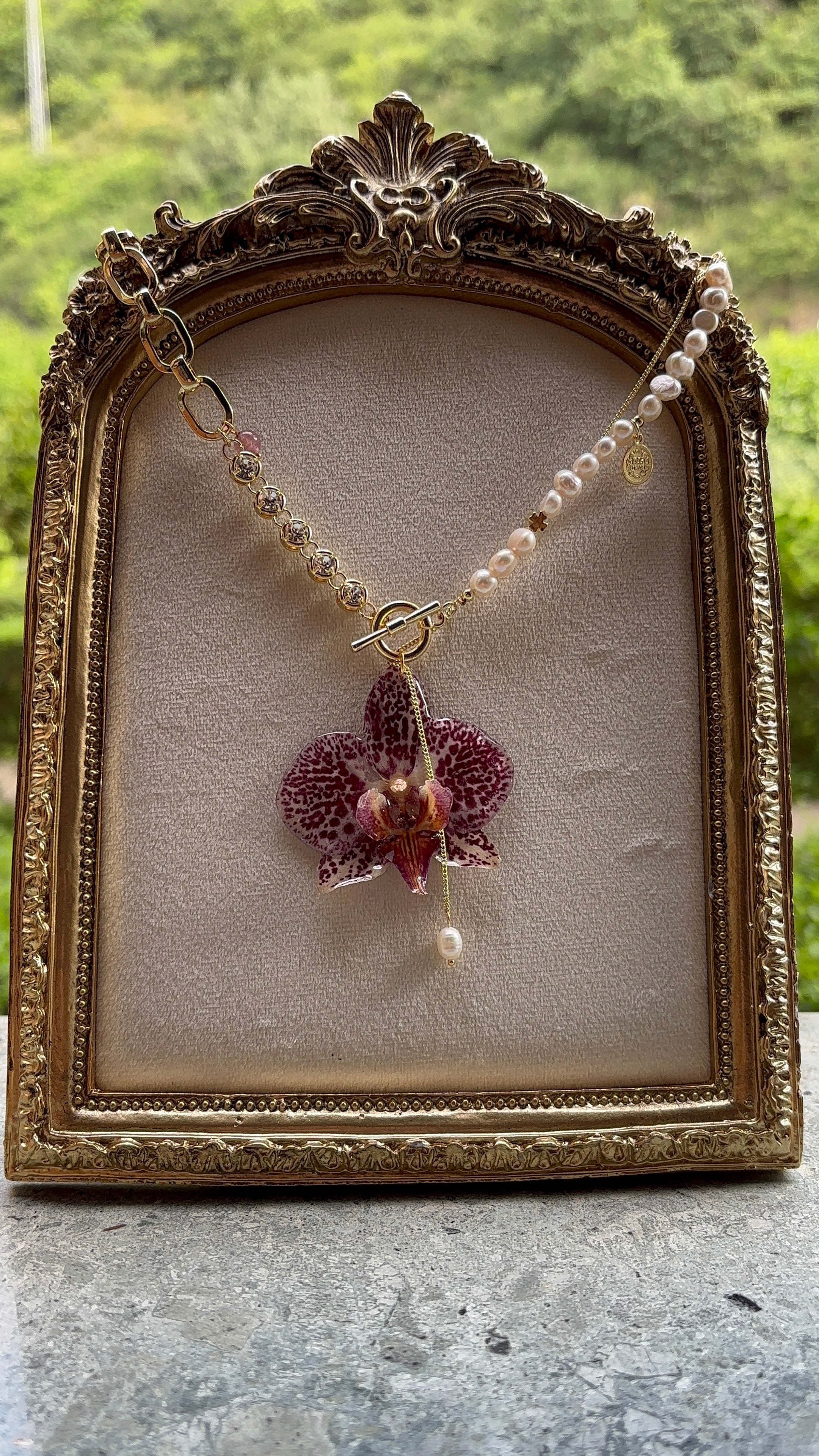 Collar Dorado con Flor Real Orquídea Blanca-Morada| JOYERÍA BOTÁNICA |
