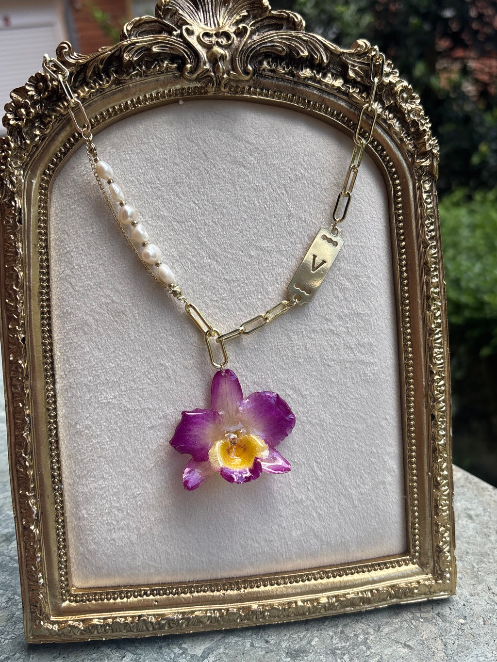 Collar Dorado con Flor Real Orquídea Amarilla-Morada| JOYERÍA BOTÁNICA |