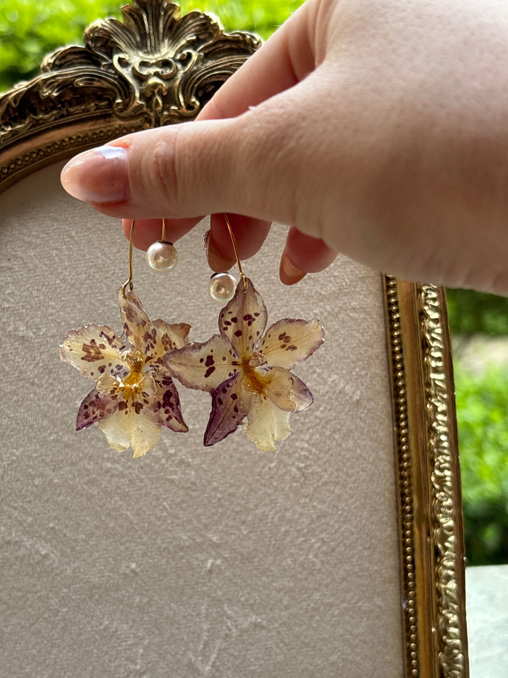 Pendientes Dorados con Flor Real Orquídea Morada | JOYERÍA BOTÁNICA |