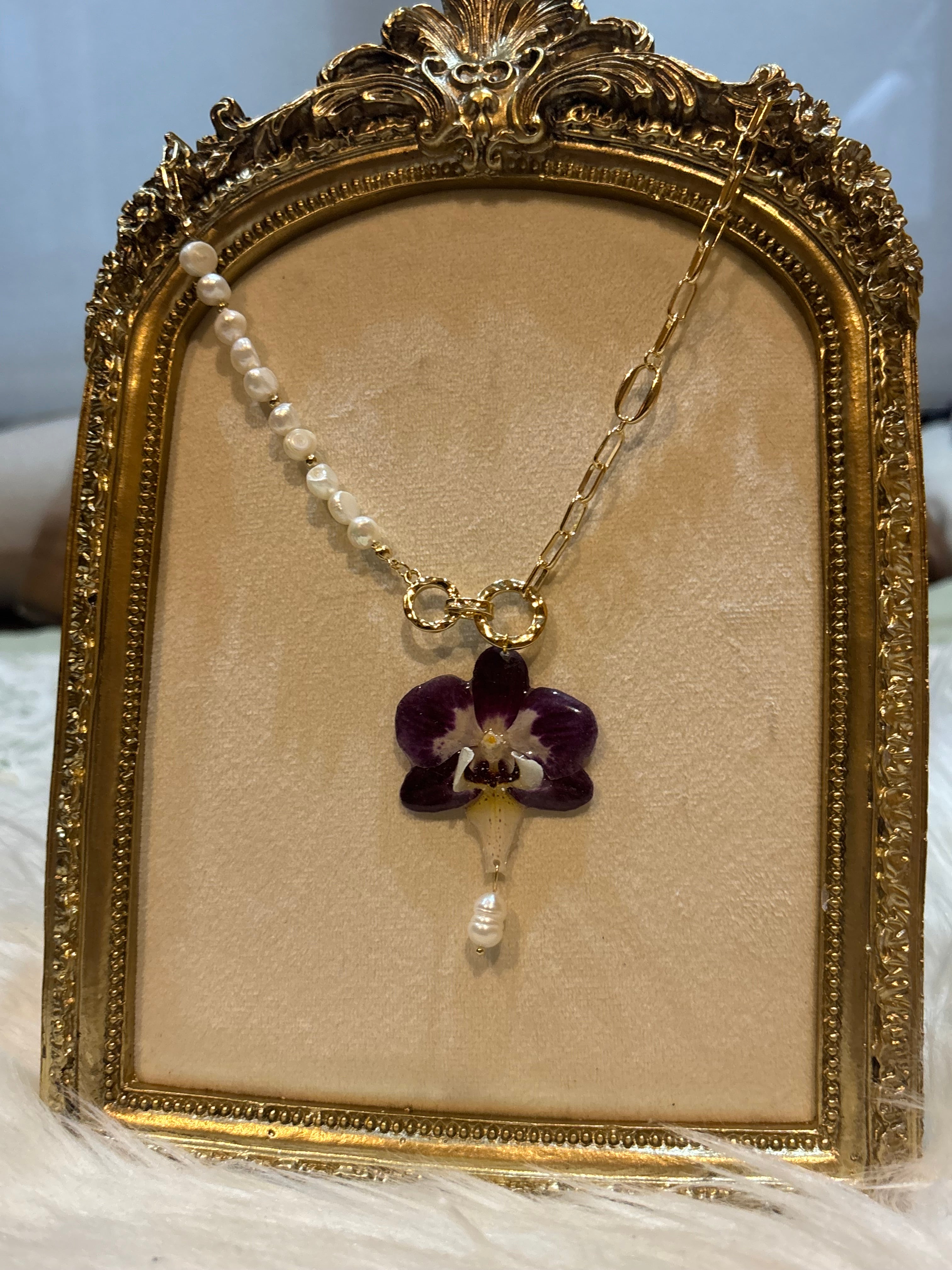 Collar Dorado con Flor Real Orquídea Morada | JOYERÍA BOTÁNICA |