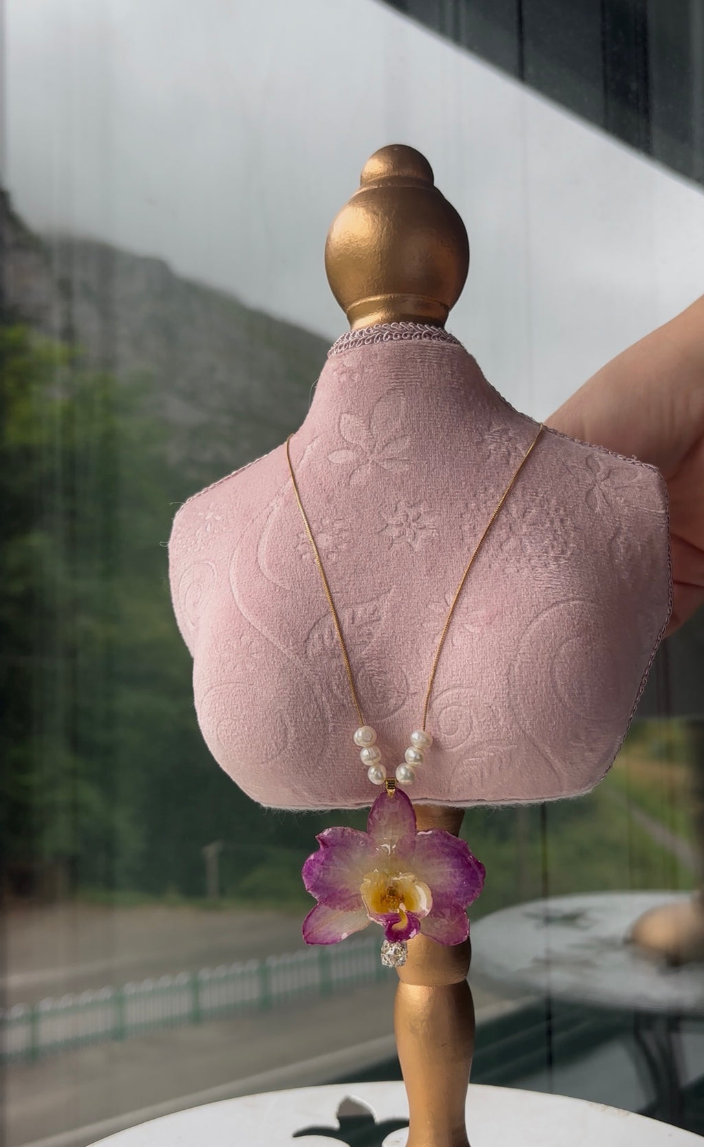 Collar Dorado con Flor Real Orquídea Amarilla-Rosa | JOYERÍA BOTÁNICA |