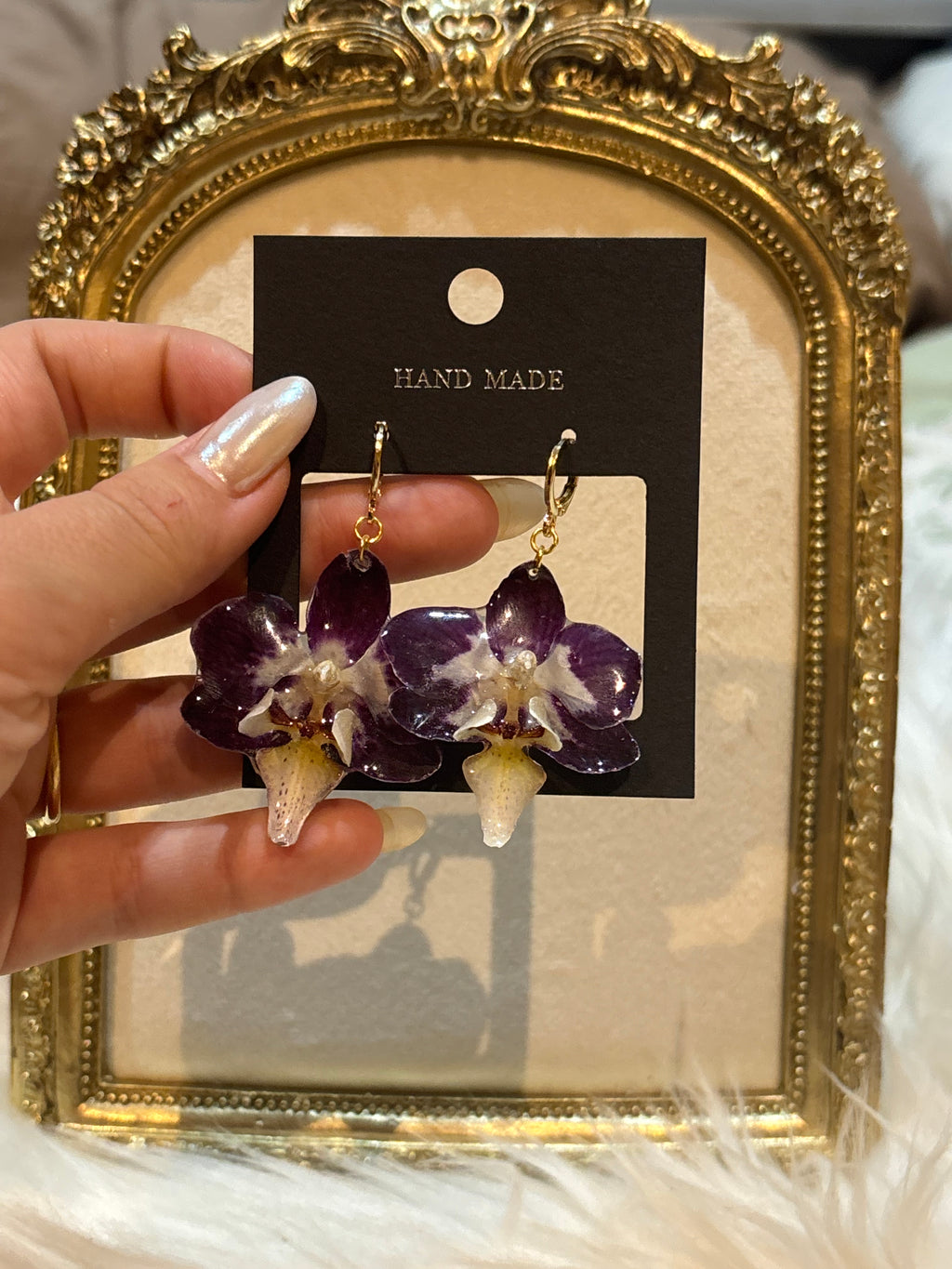 Pendientes Dorados con Flor Real Orquídea Blanca-Morada | JOYERÍA BOTÁNICA |