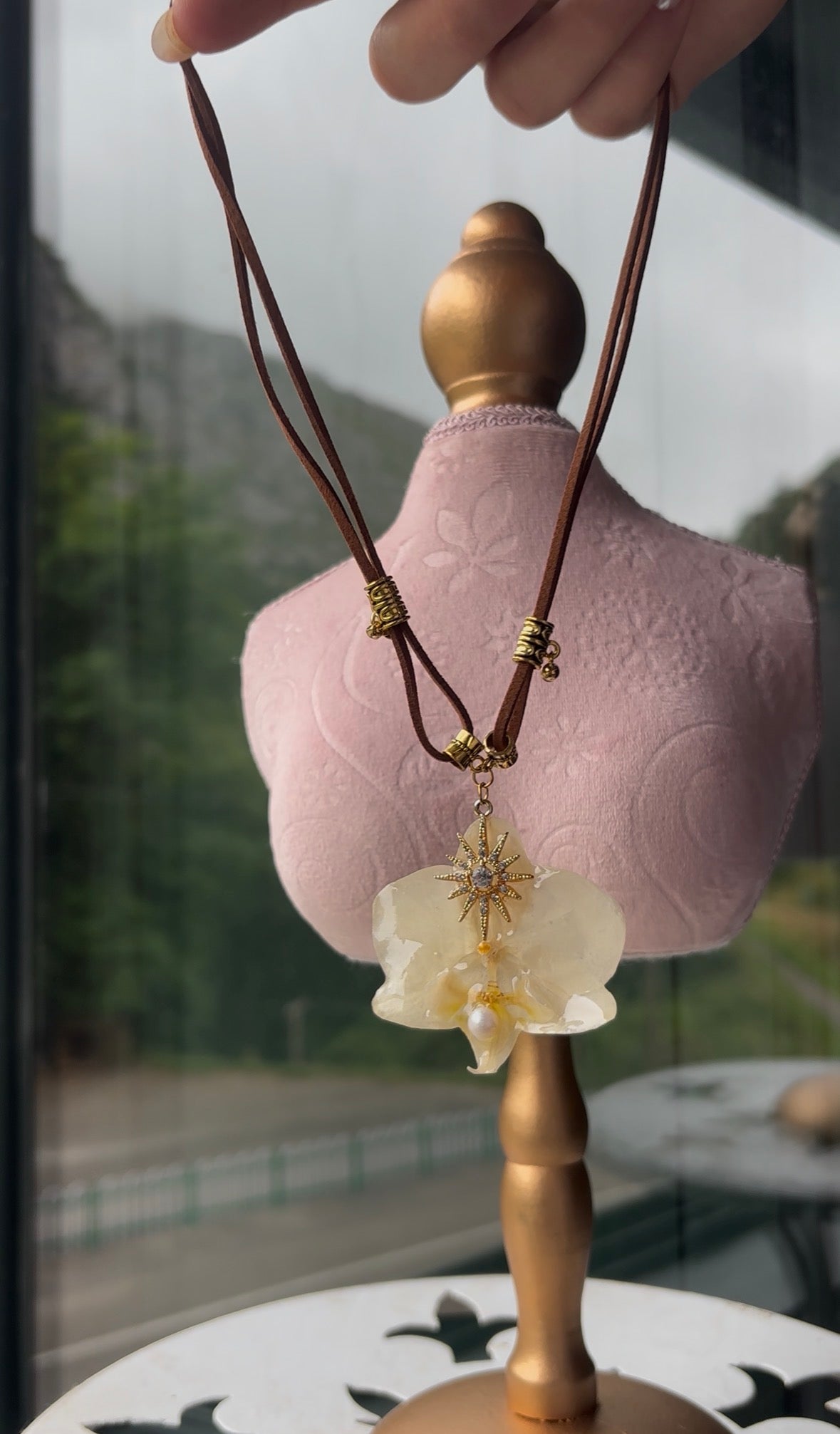 Collar Dorado con Flor Real Orquídea Blanca | JOYERÍA BOTÁNICA |