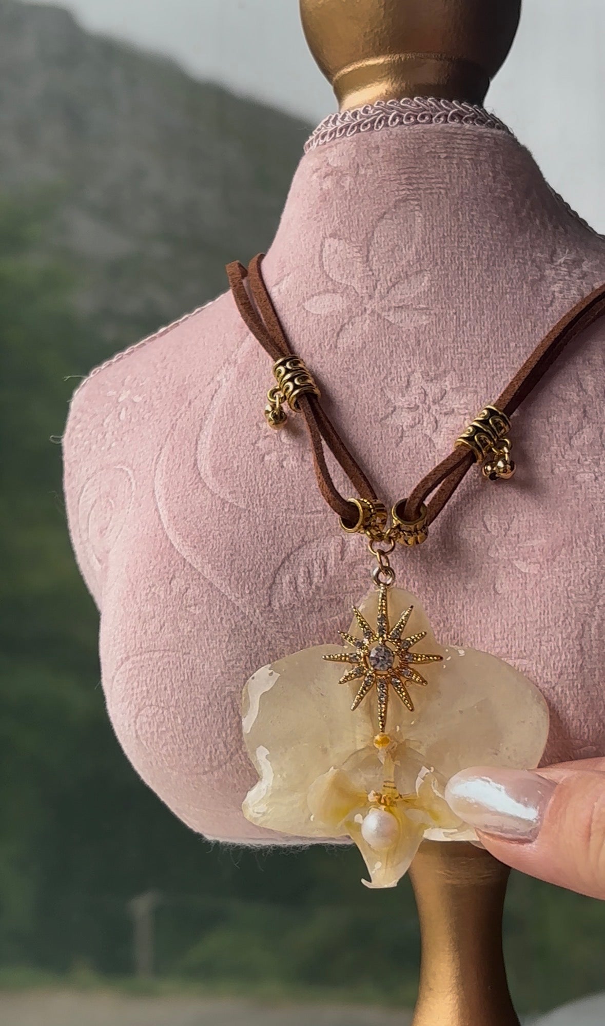 Collar Dorado con Flor Real Orquídea Blanca | JOYERÍA BOTÁNICA |