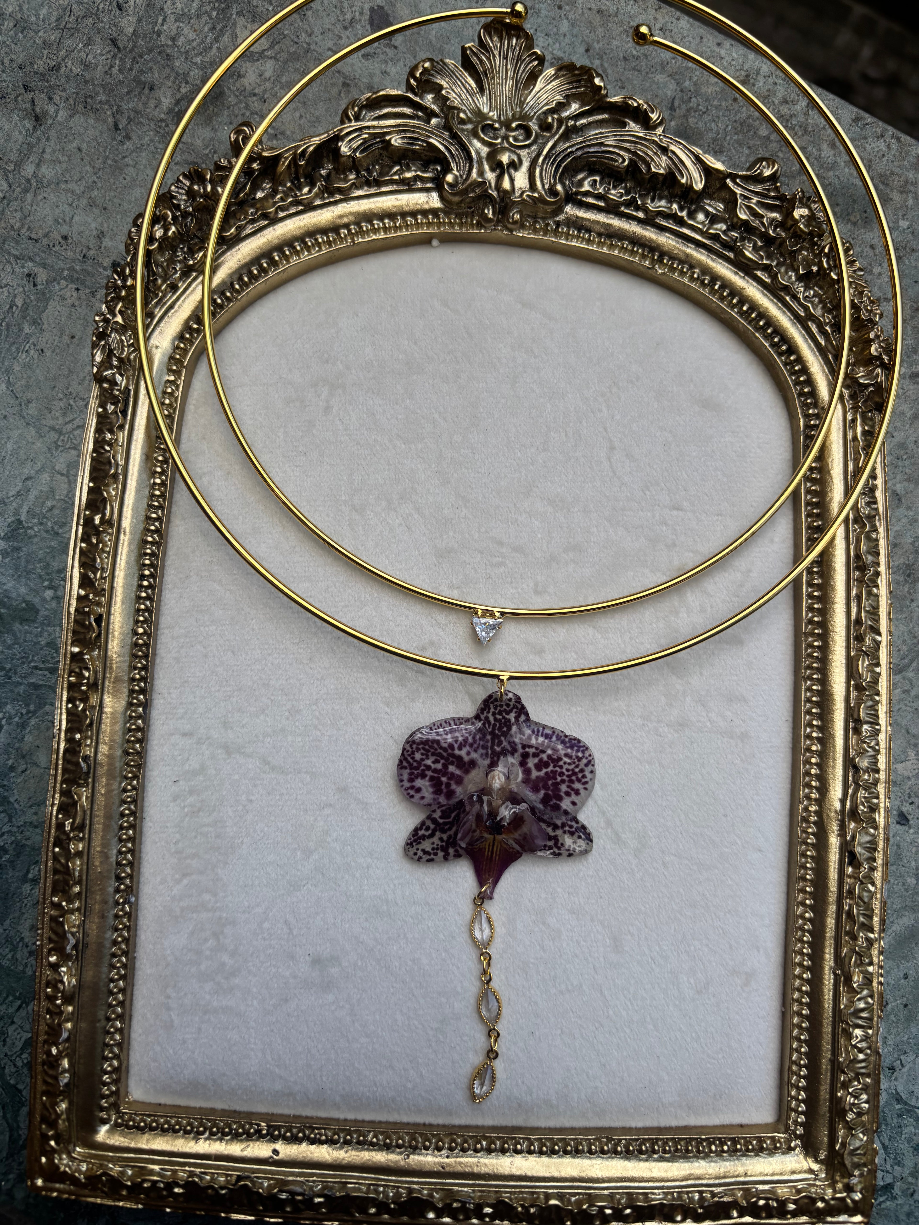 Collar Dorado con Flor Real Orquídea Blanca-Morada| JOYERÍA BOTÁNICA |