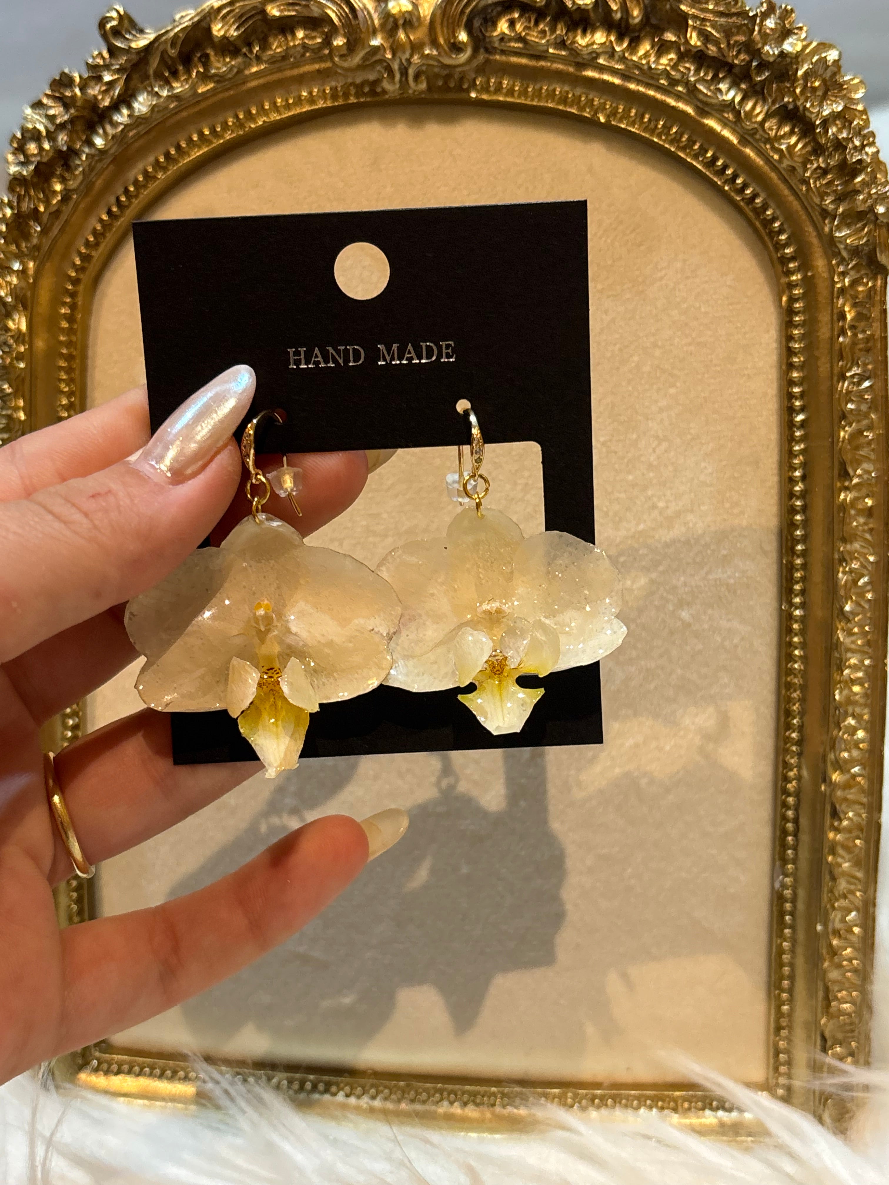 Pendientes Dorados con Flor Real Orquídea Blanca| JOYERÍA BOTÁNICA |