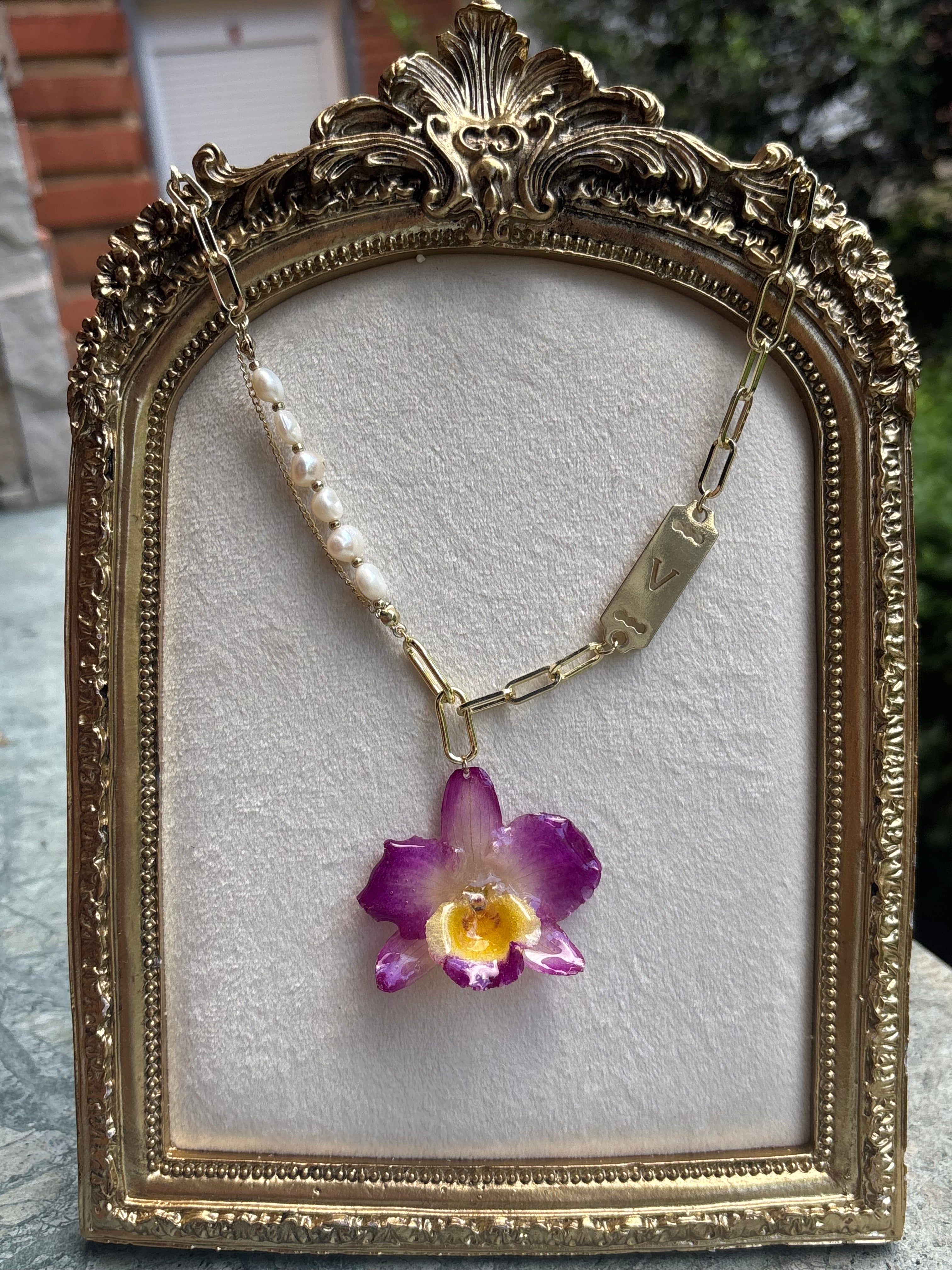 Collar Dorado con Flor Real Orquídea Amarilla-Morada| JOYERÍA BOTÁNICA |
