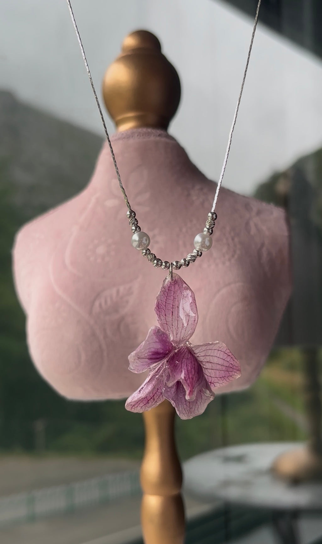 Collar Plateado con Flor Real Orquídea Morada | JOYERÍA BOTÁNICA |