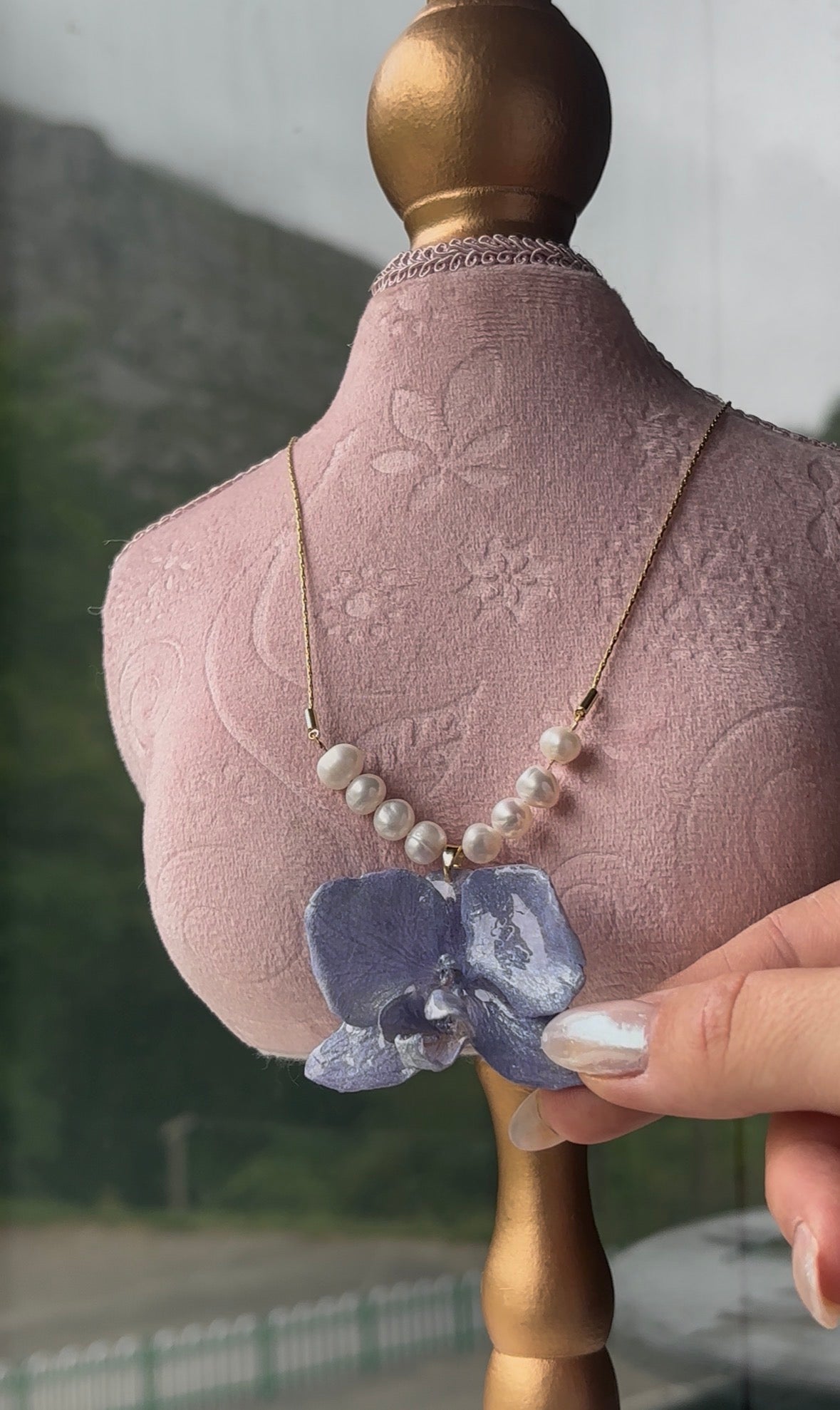 Collar Dorado con Flor Real Orquídea Celeste | JOYERÍA BOTÁNICA |