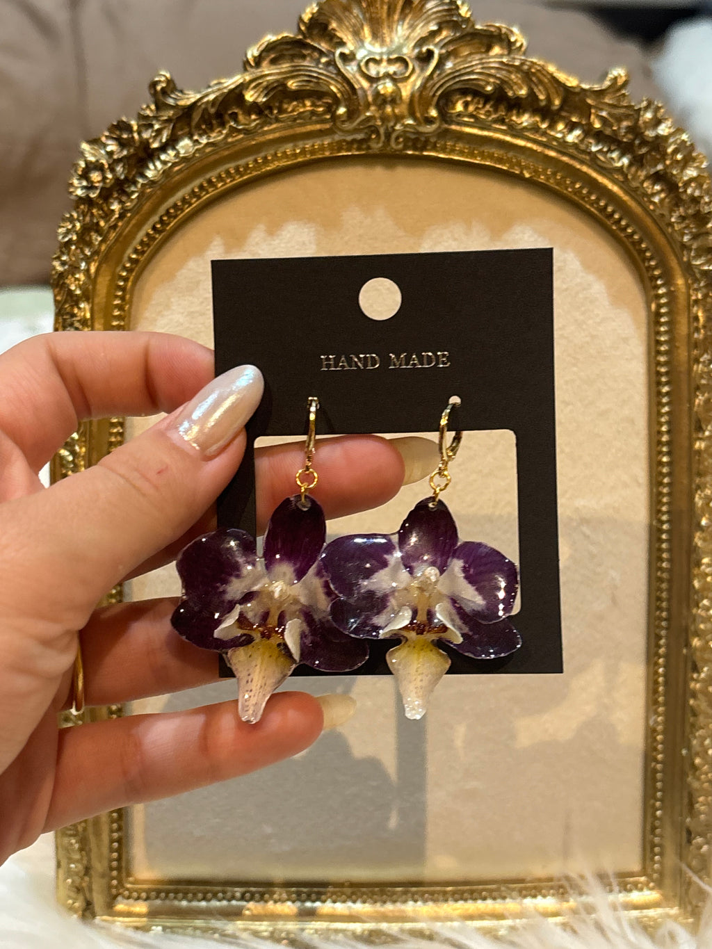 Pendientes Dorados con Flor Real Orquídea Blanca-Morada | JOYERÍA BOTÁNICA |