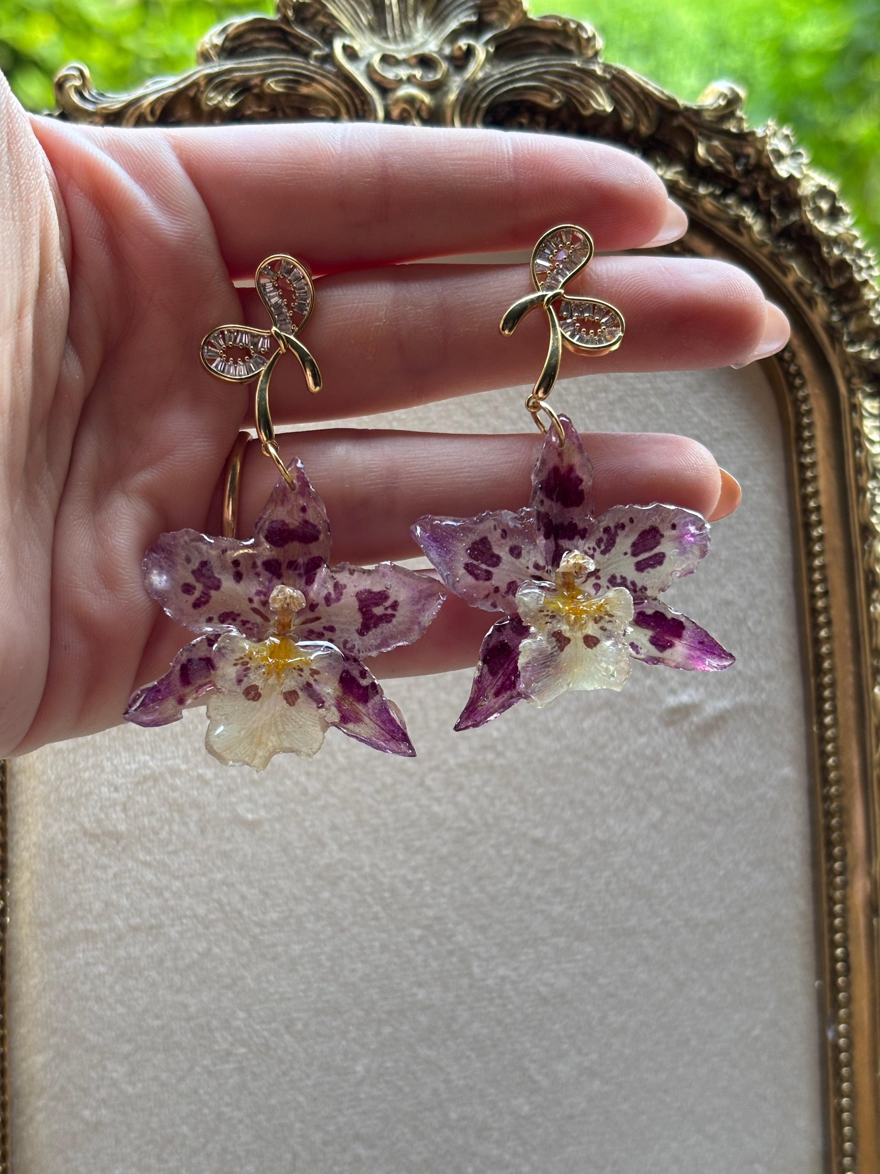 Pendientes Dorados con Flor Real Orquídea Morada | JOYERÍA BOTÁNICA |