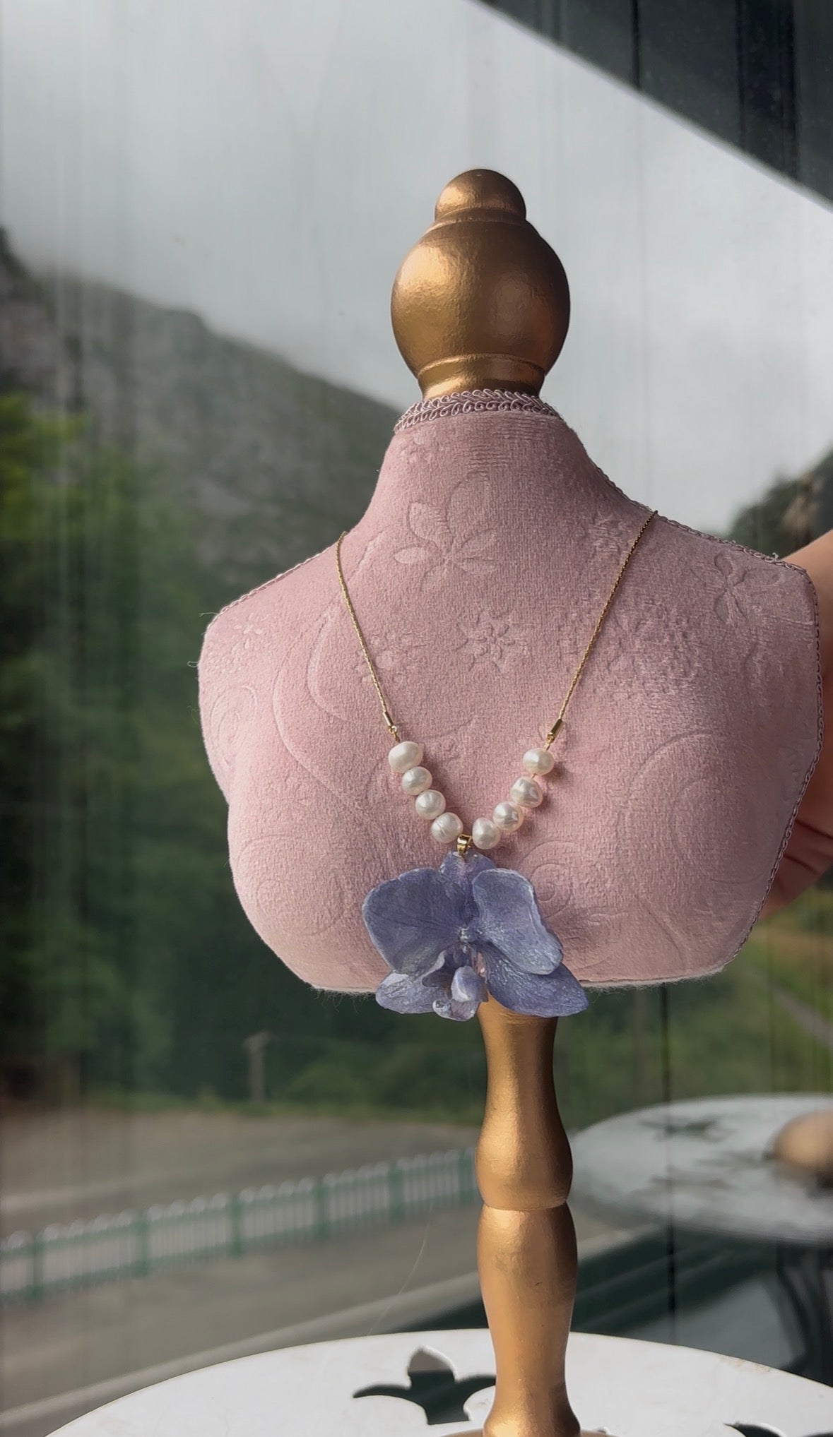 Collar Dorado con Flor Real Orquídea Celeste | JOYERÍA BOTÁNICA |